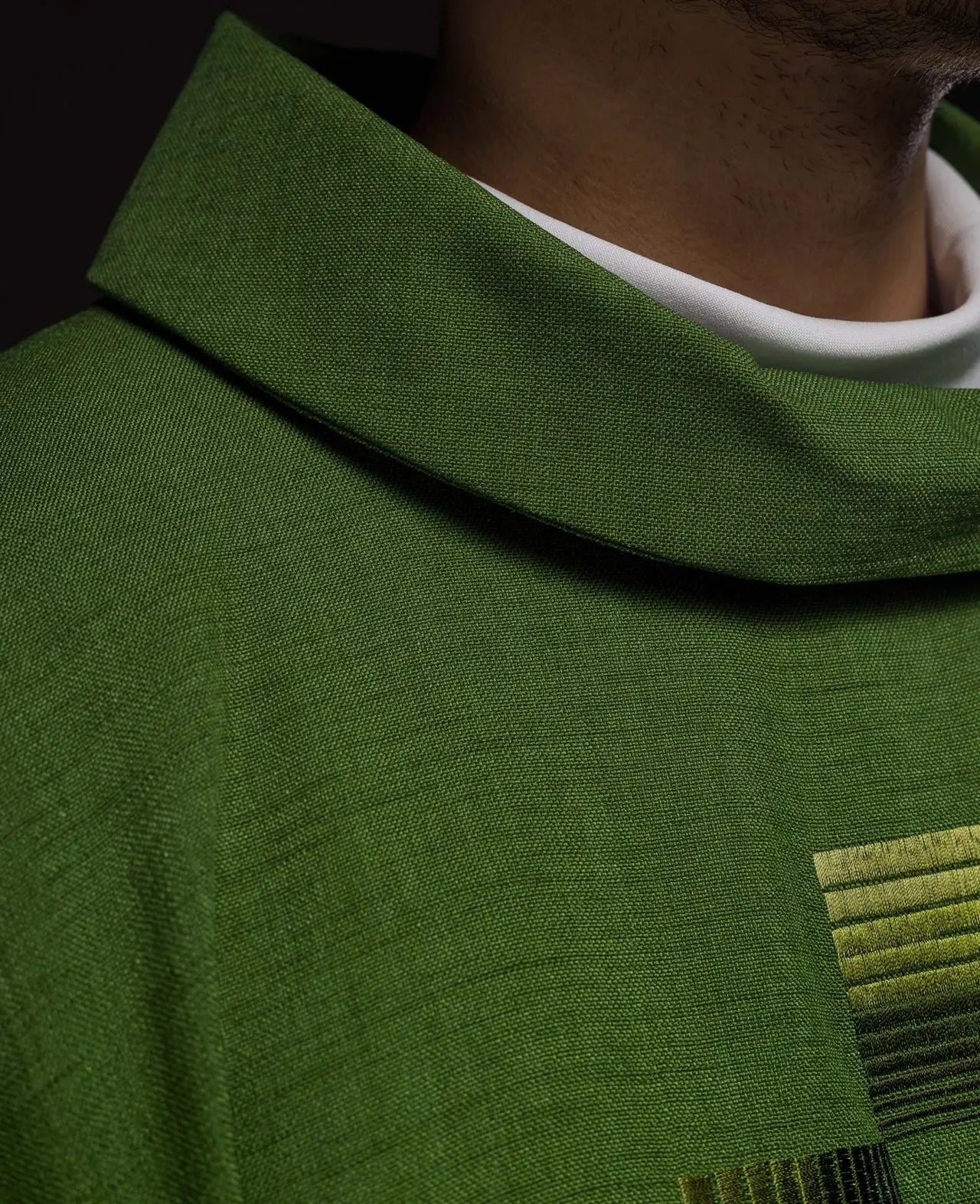 Chasuble verte avec croix brodées