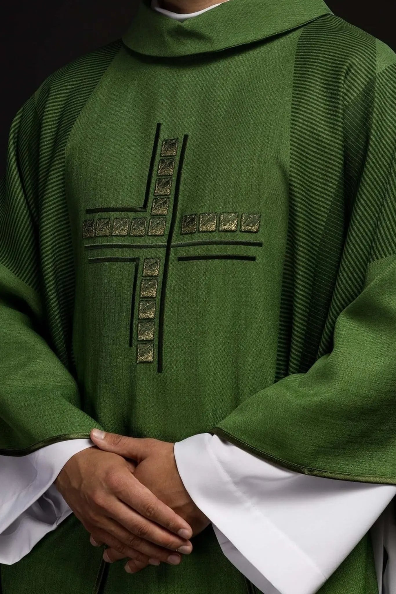 Chasuble liturgique verte avec croix