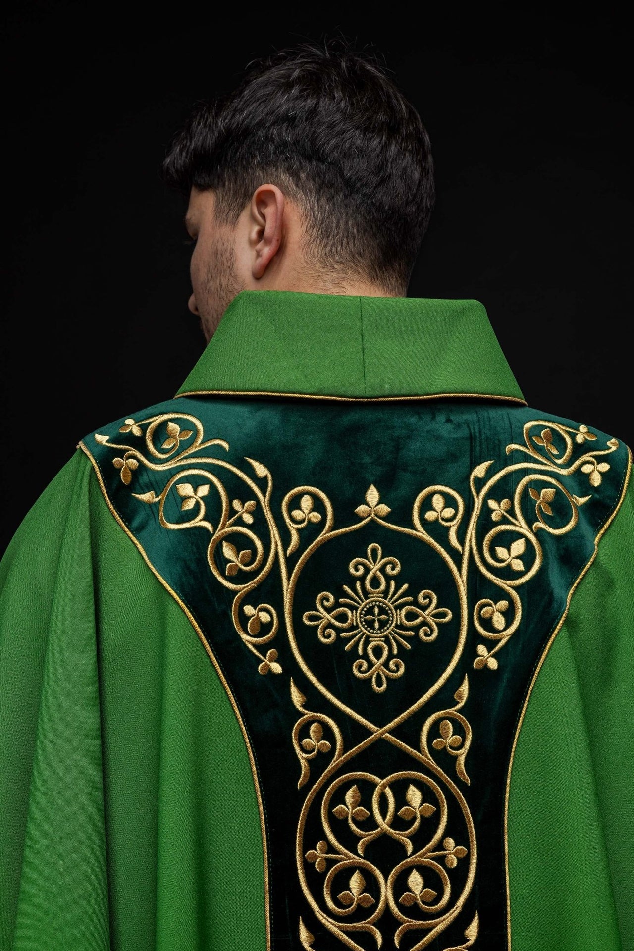 Zielony ornat liturgiczny zdobiony haftem na aksamicie