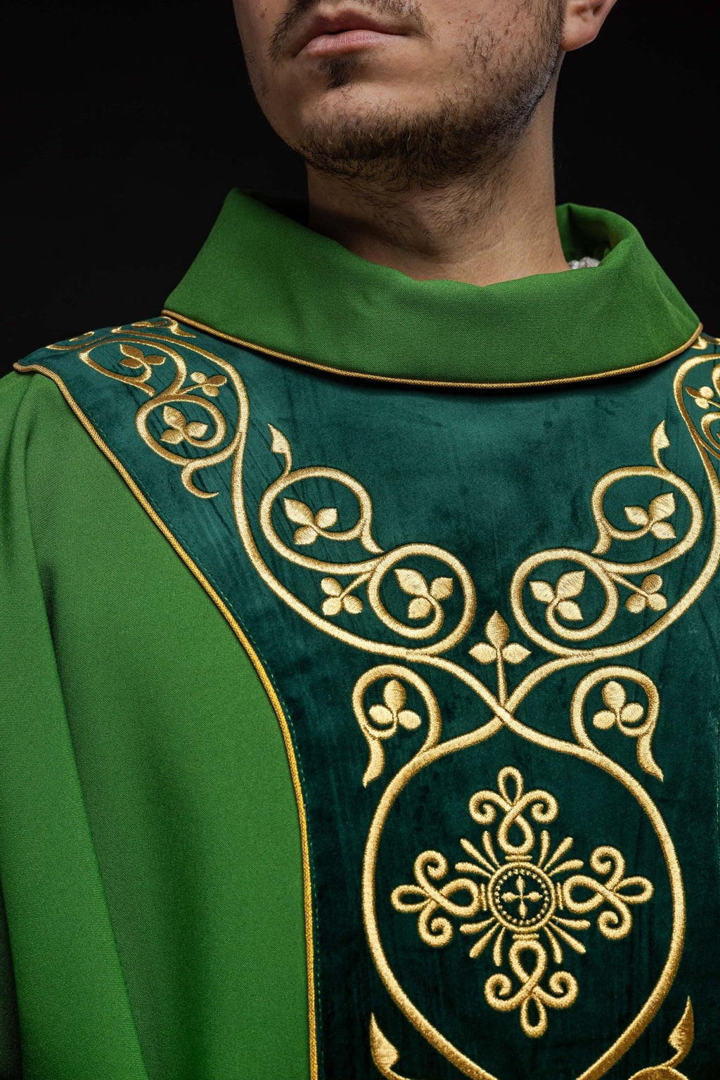 Zielony ornat liturgiczny zdobiony haftem na aksamicie