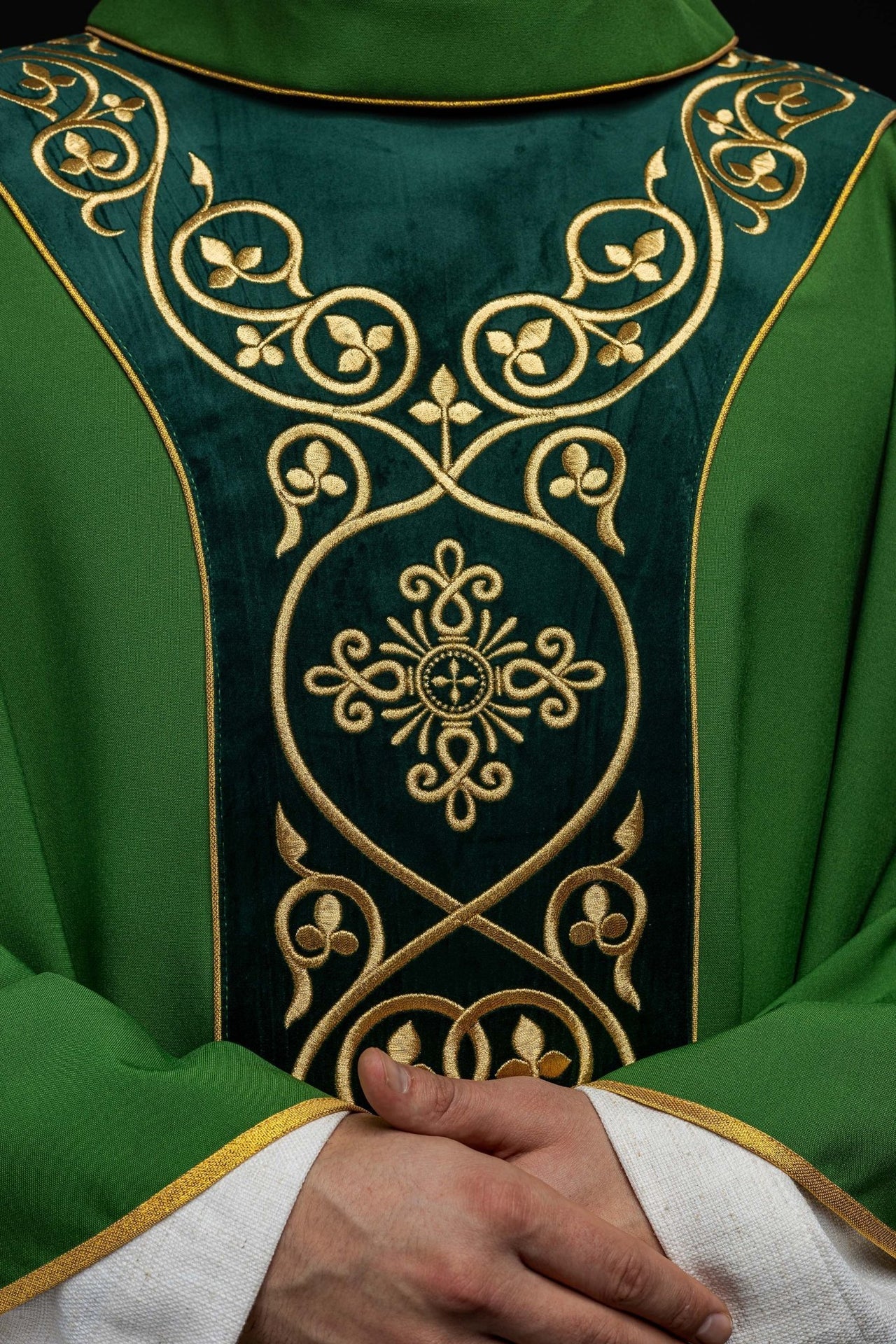 Zielony ornat liturgiczny zdobiony haftem na aksamicie