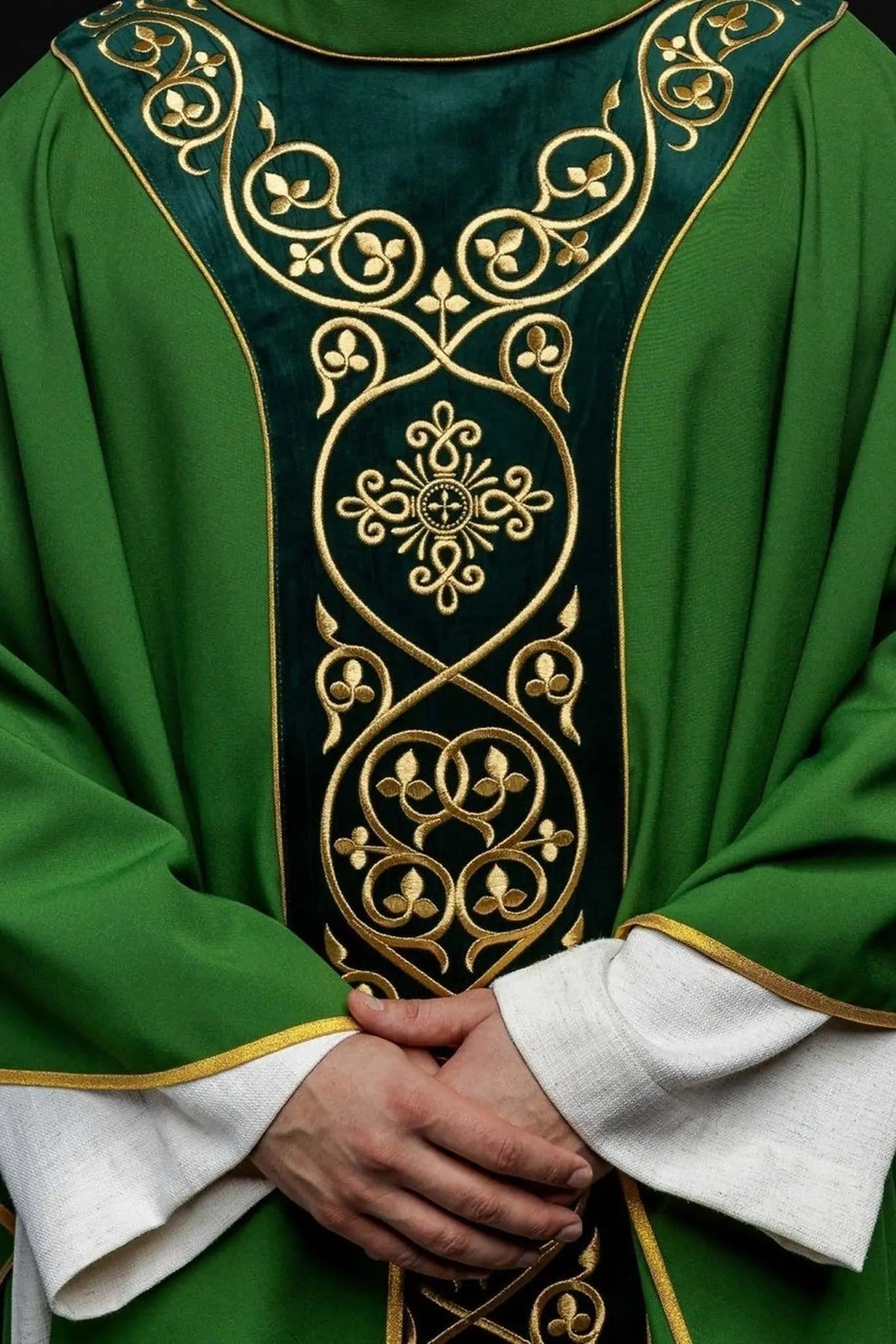 Chasuble liturgique verte décorée de broderies sur velours