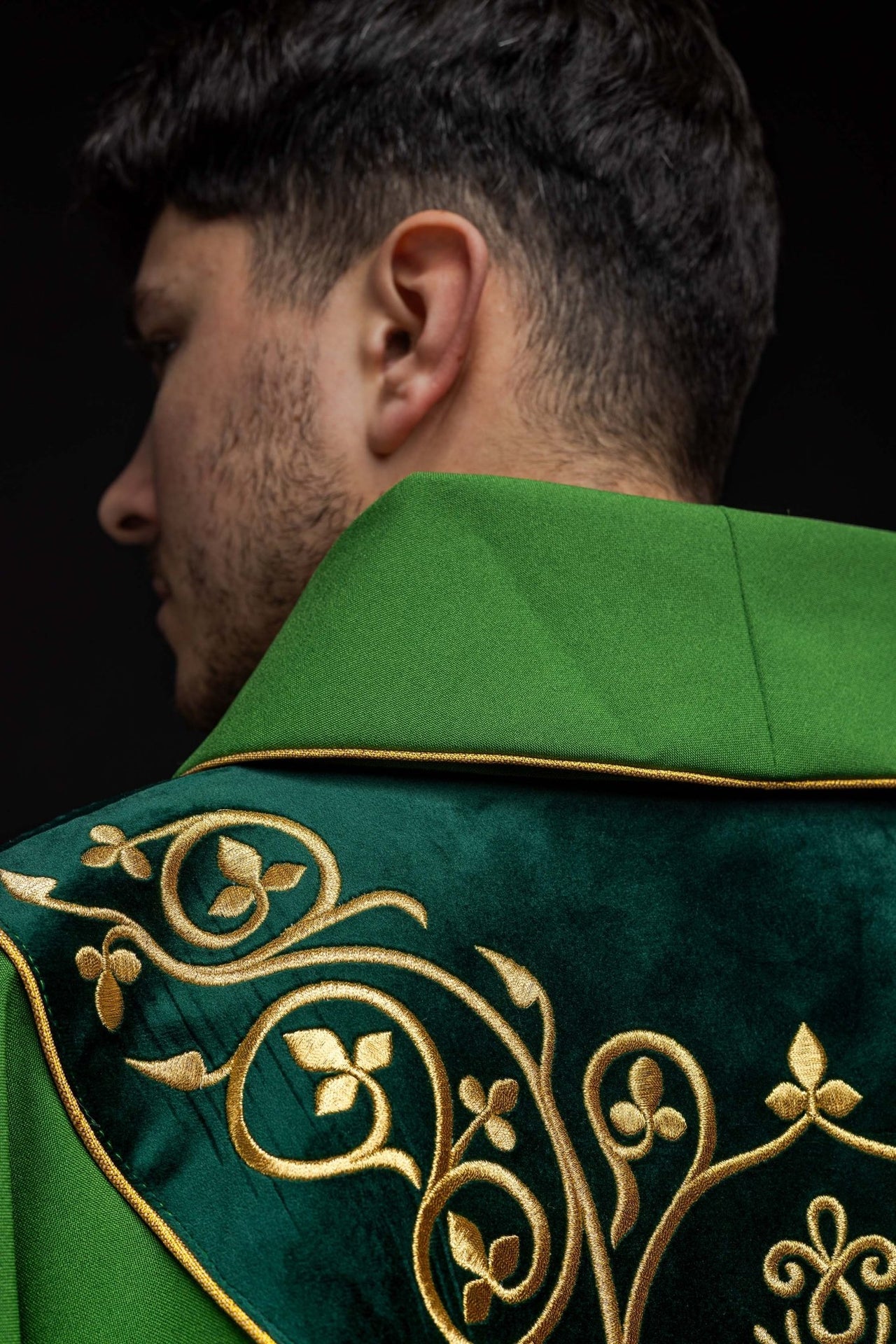 Zielony ornat liturgiczny zdobiony haftem na aksamicie