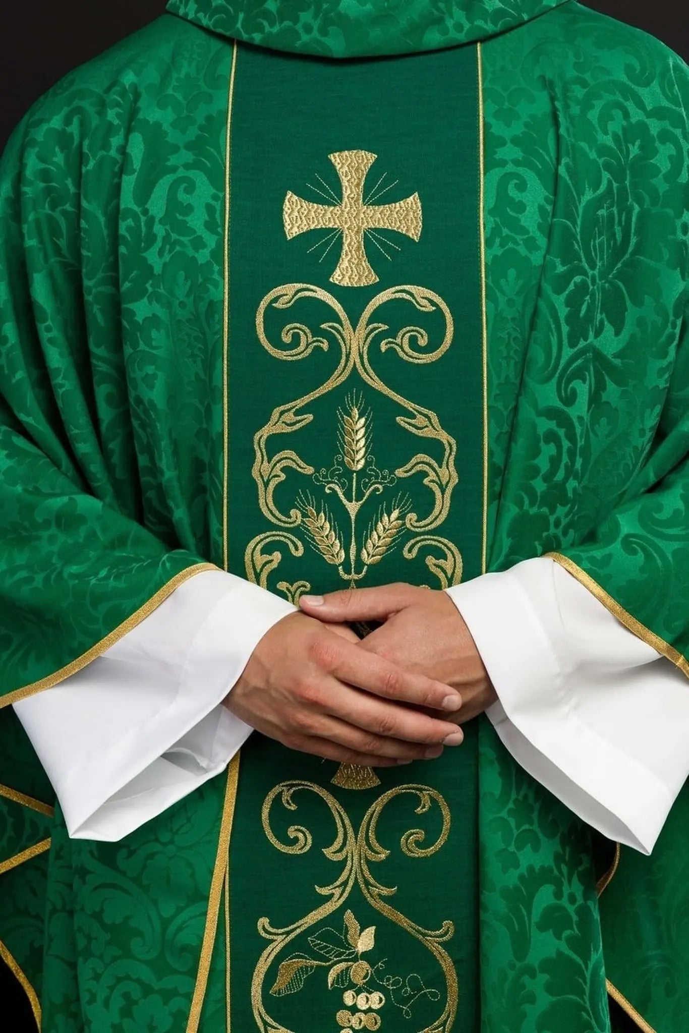 Chasuble liturgique verte décorée d'une ceinture brodée