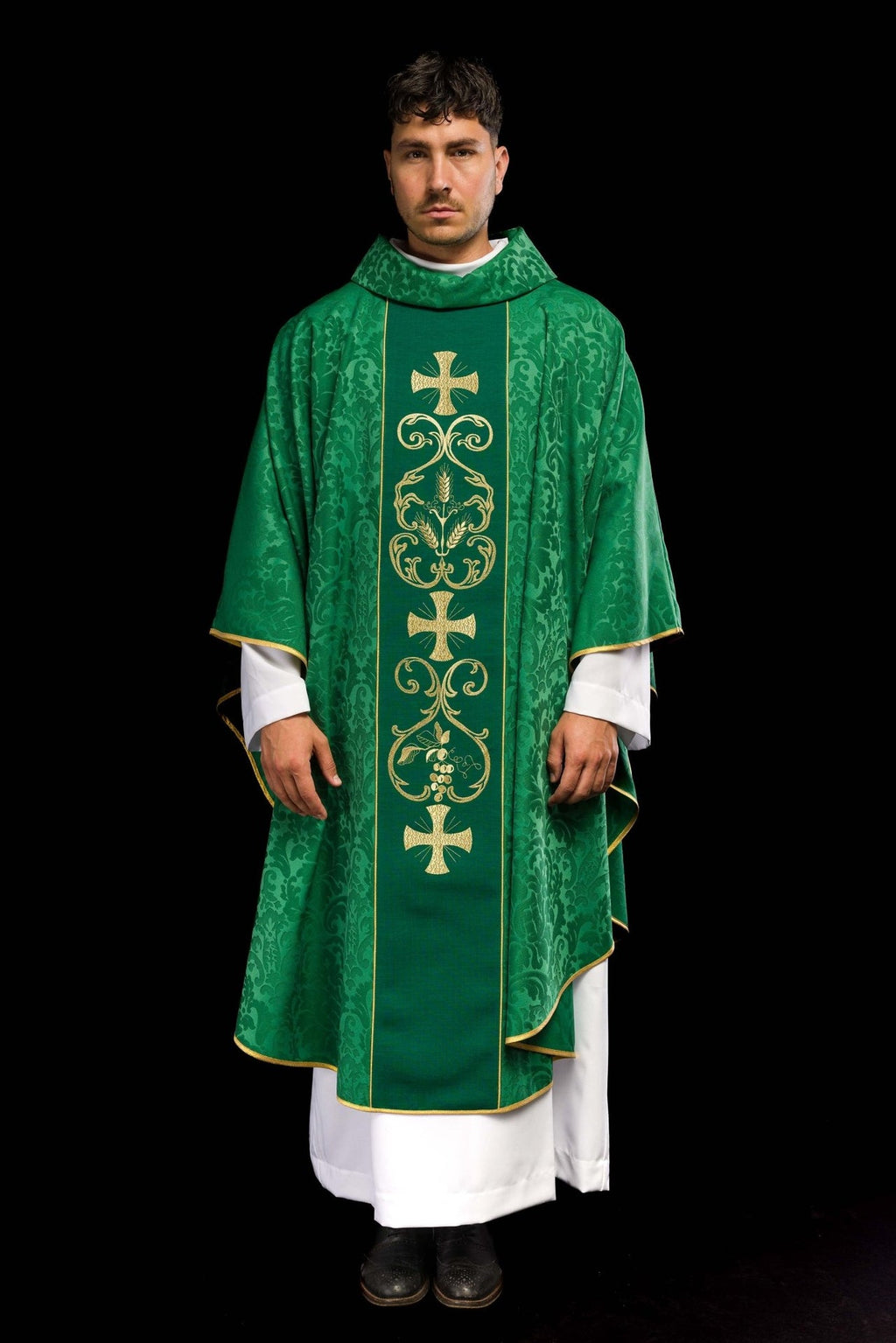 Zielony ornat liturgiczny zdobiony haftowanym pasem