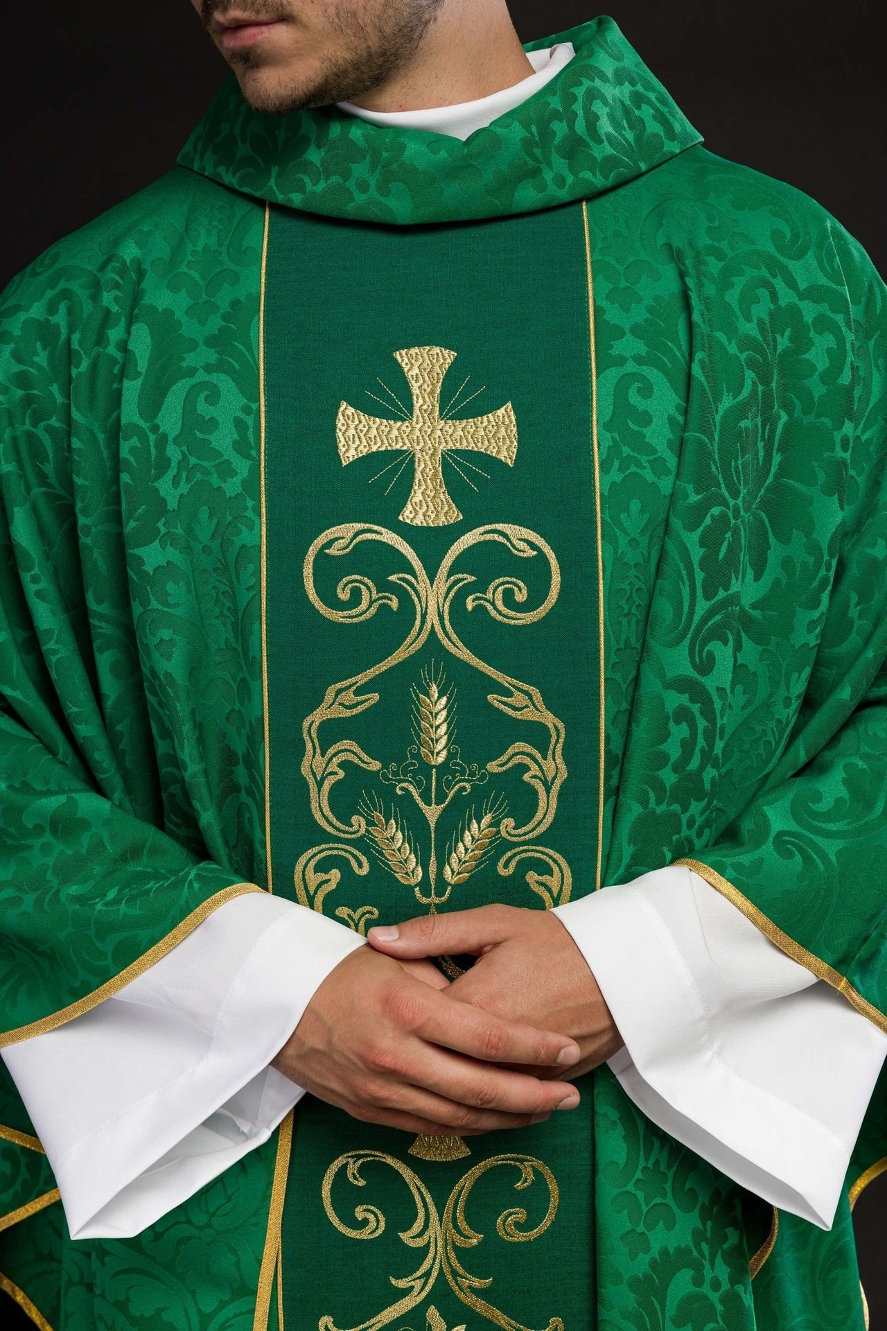 Zielony ornat liturgiczny zdobiony haftowanym pasem