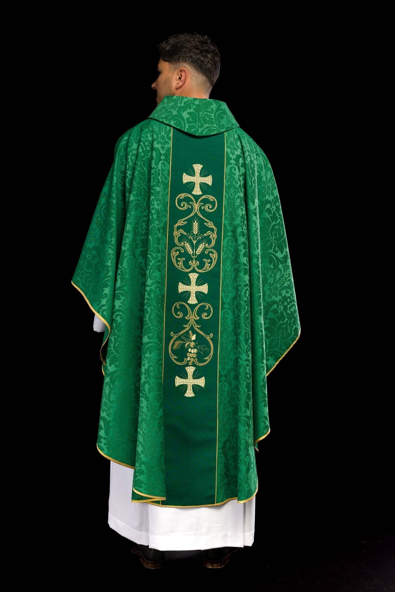 Zielony ornat liturgiczny zdobiony haftowanym pasem