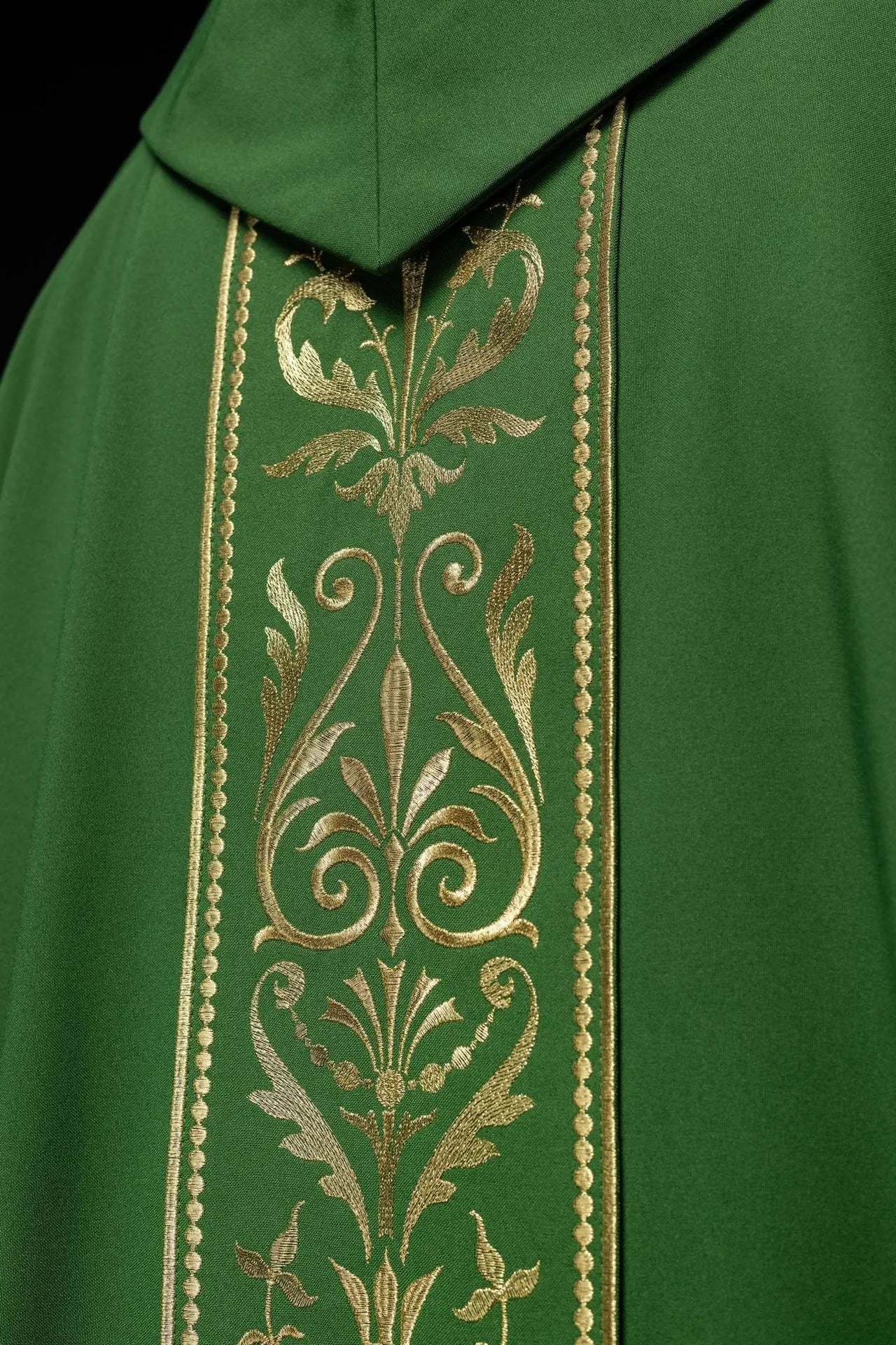 Chasuble liturgique verte décorée d'une ceinture brodée d'or
