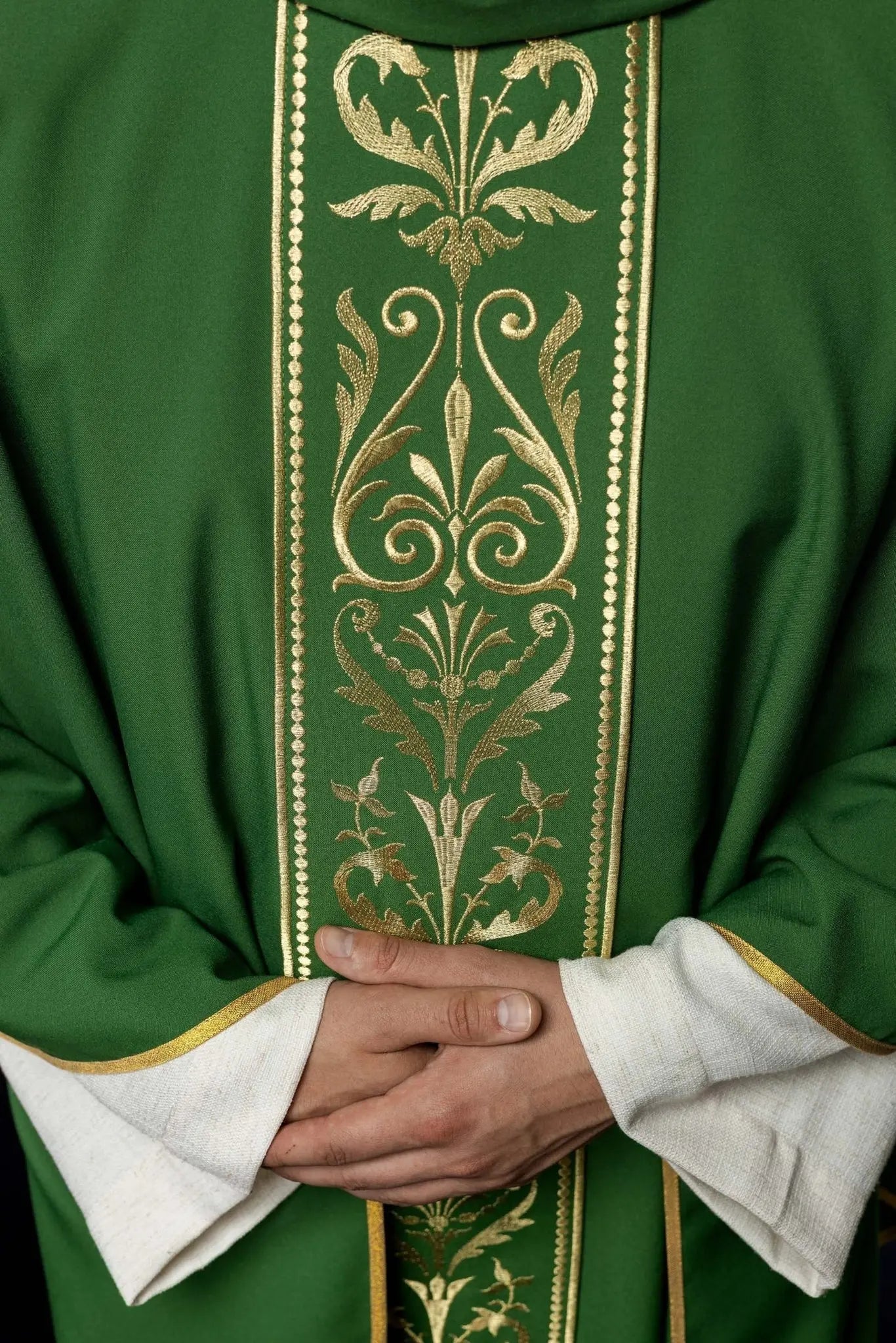 Chasuble liturgique verte décorée d'une ceinture brodée d'or