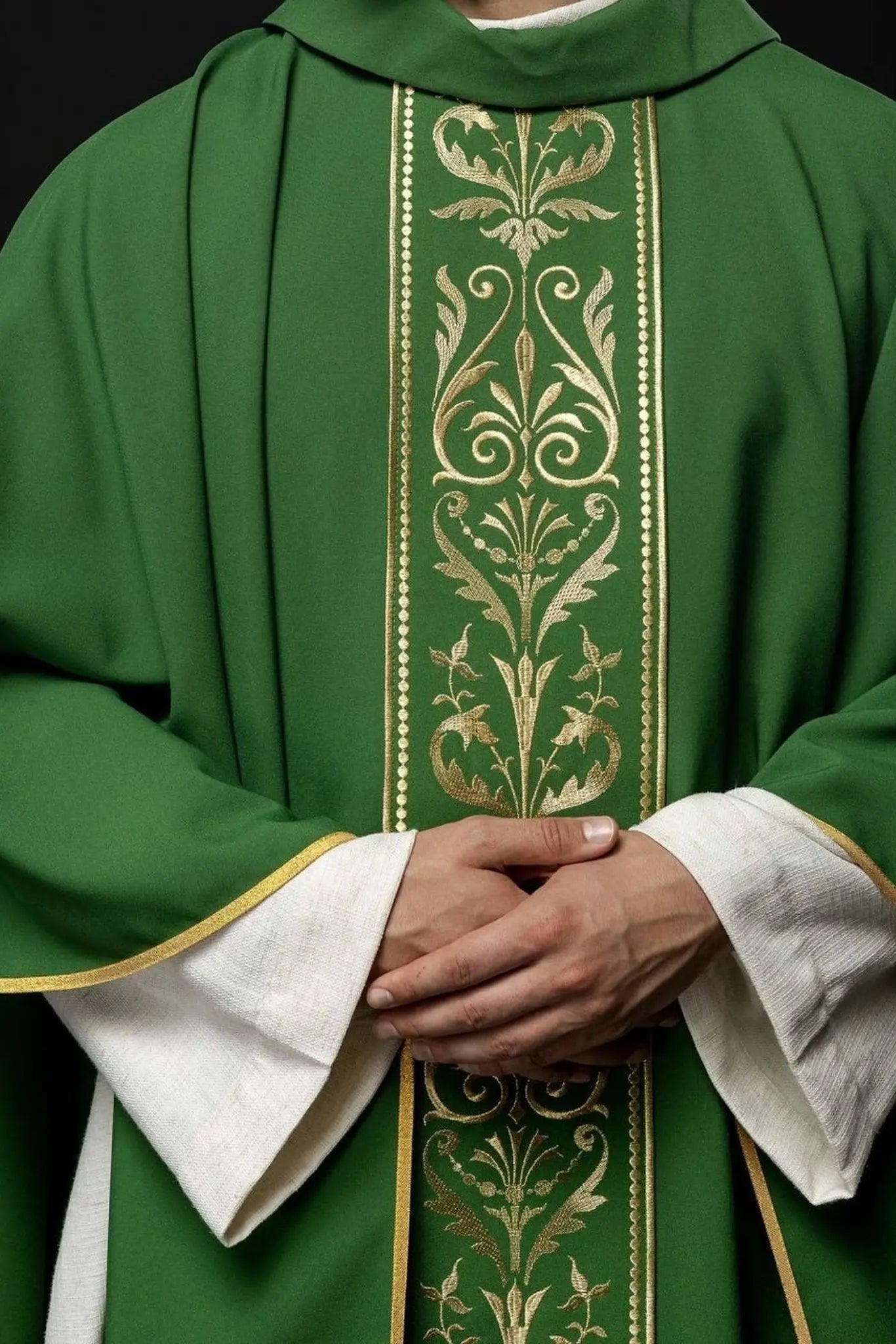 Chasuble liturgique verte décorée d'une ceinture brodée d'or