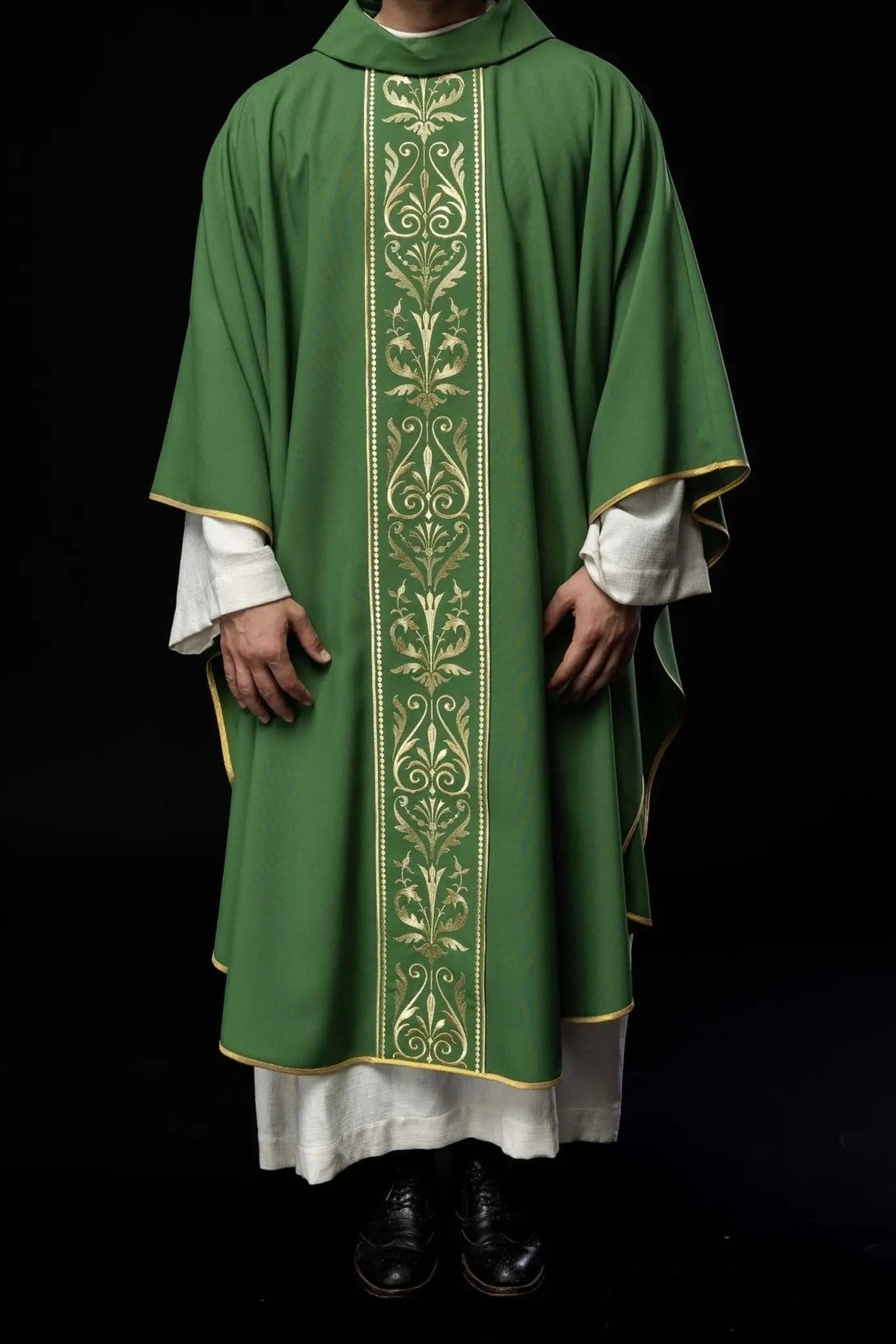 Chasuble liturgique verte décorée d'une ceinture brodée d'or
