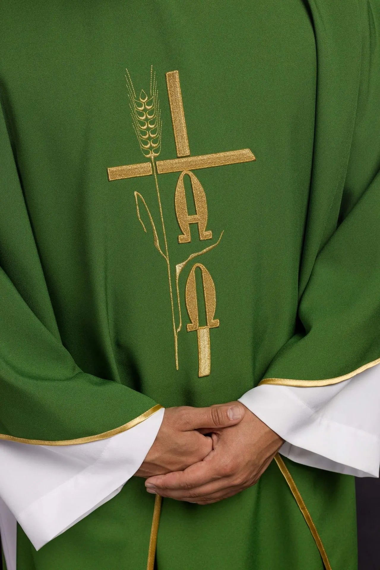 Chasuble verte avec broderie Alpha Omega