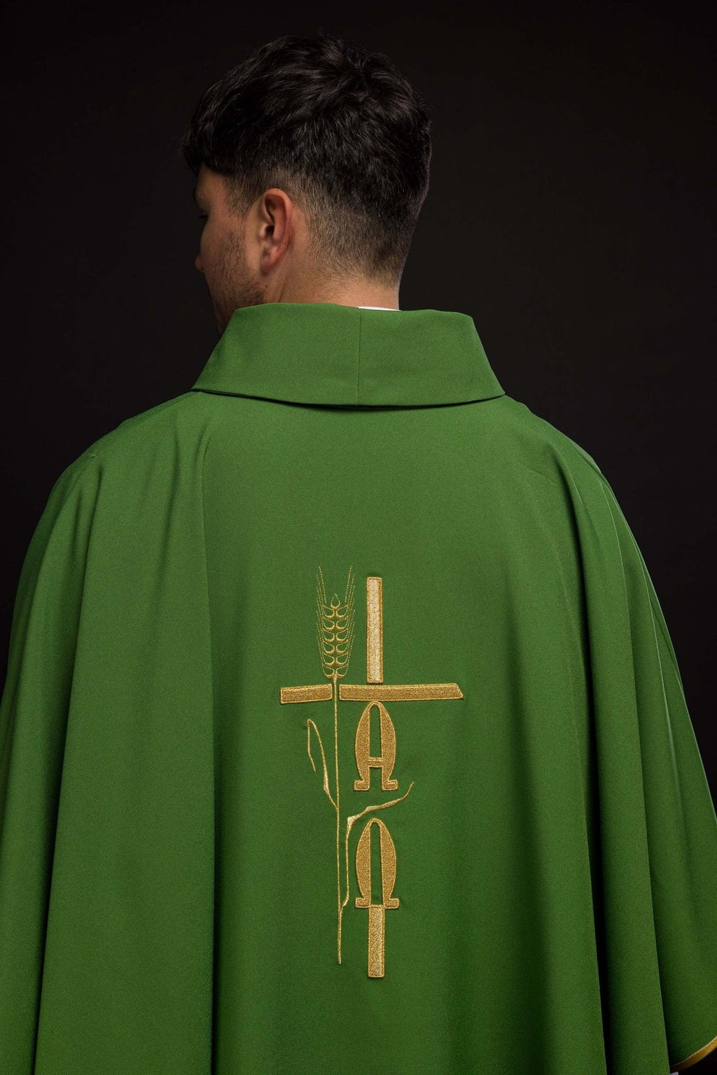 Zielony ornat z haftem Alfa Omega