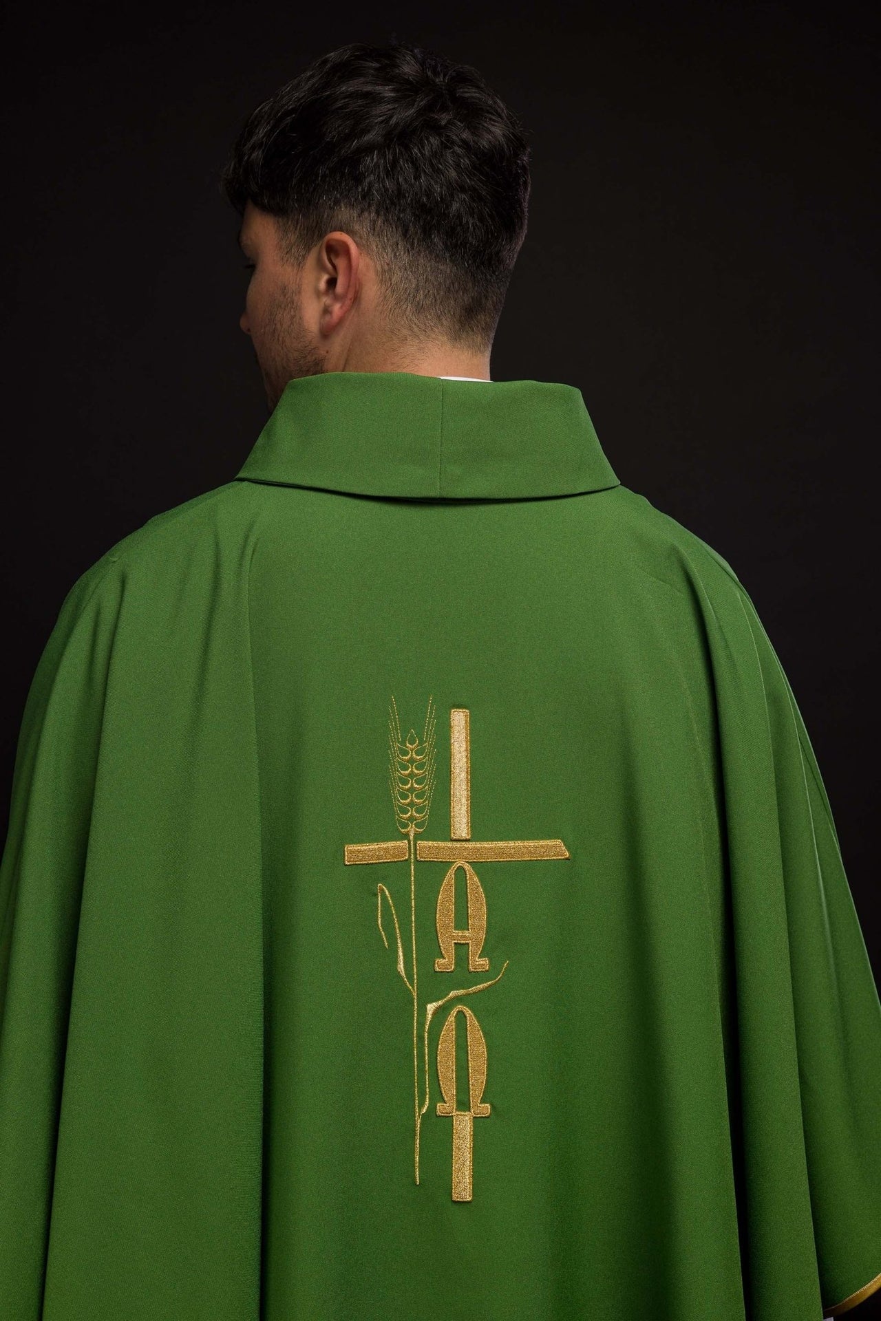 Zielony ornat z haftem Alfa Omega