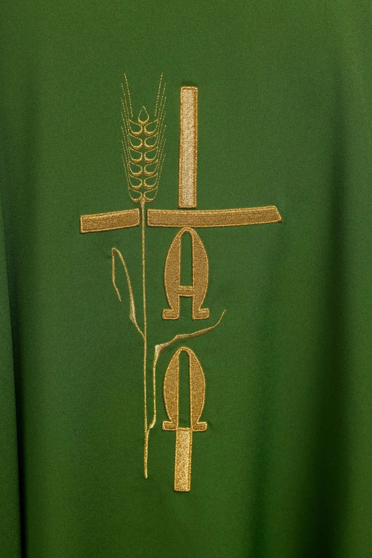 Chasuble verte avec broderie Alpha Omega