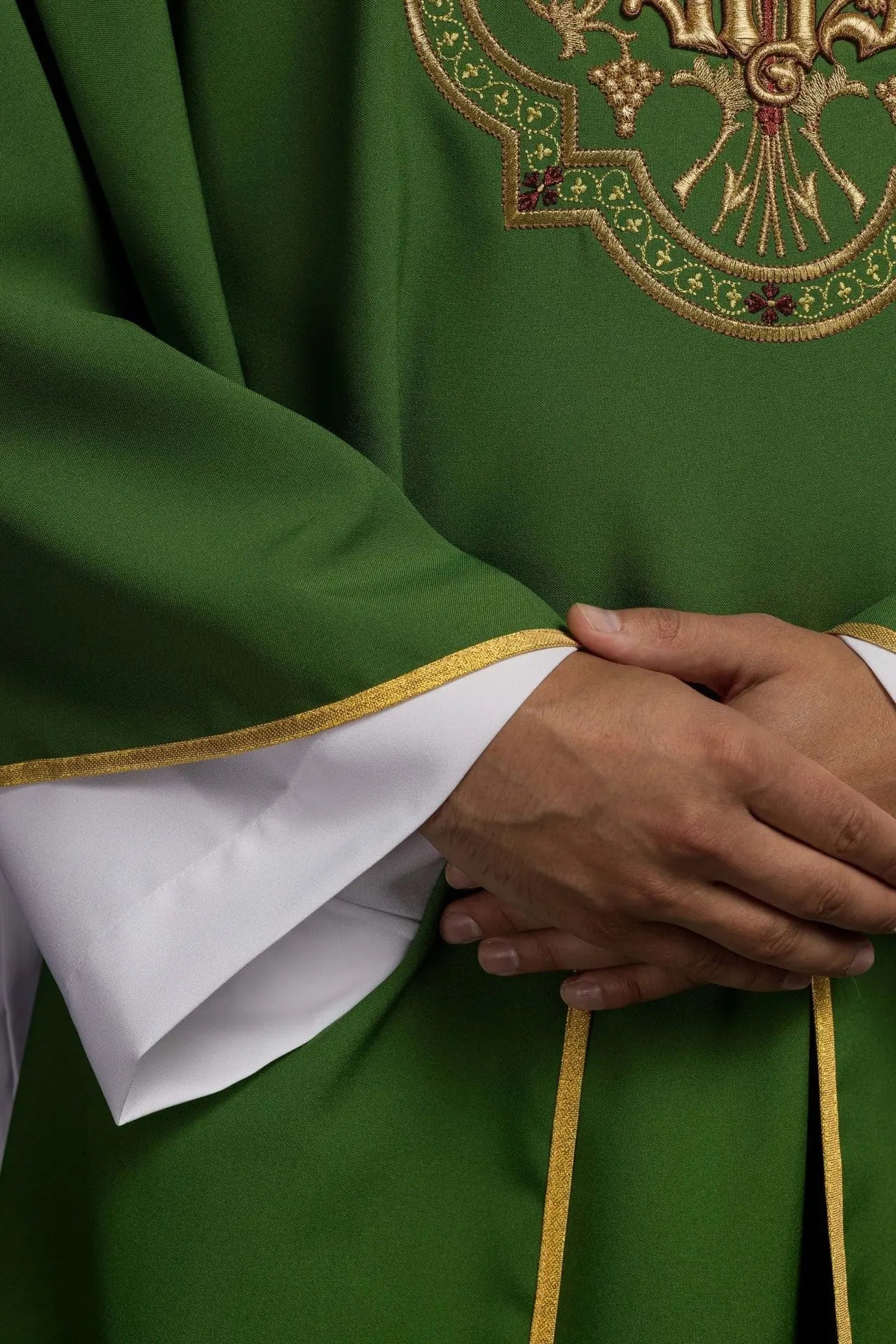 Chasuble verte avec broderie IHS et PAX