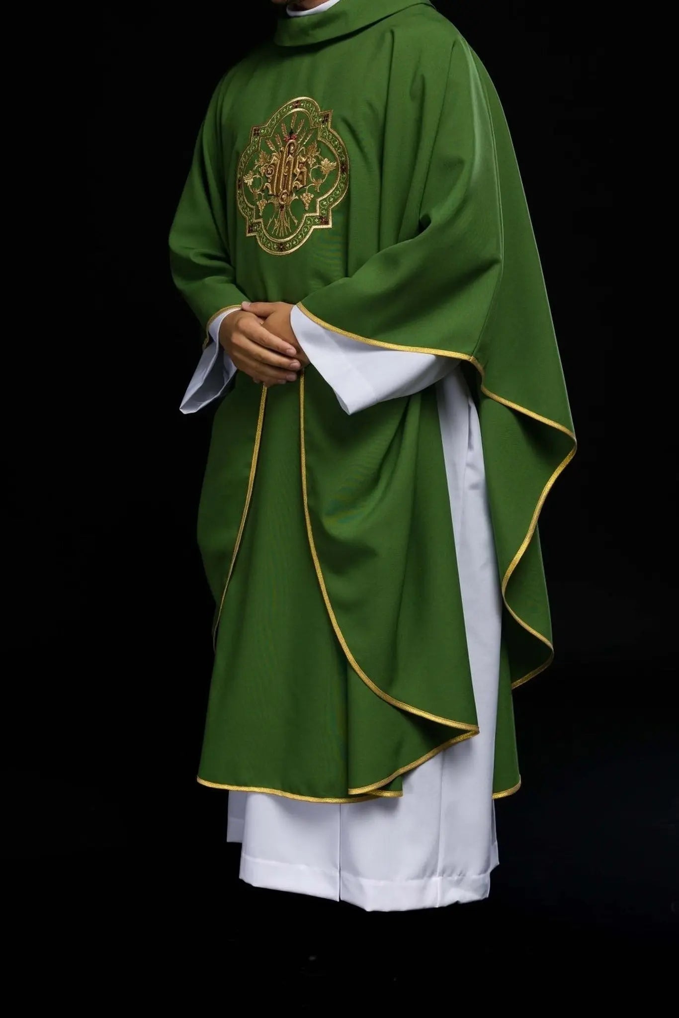 Chasuble verte avec broderie IHS et PAX