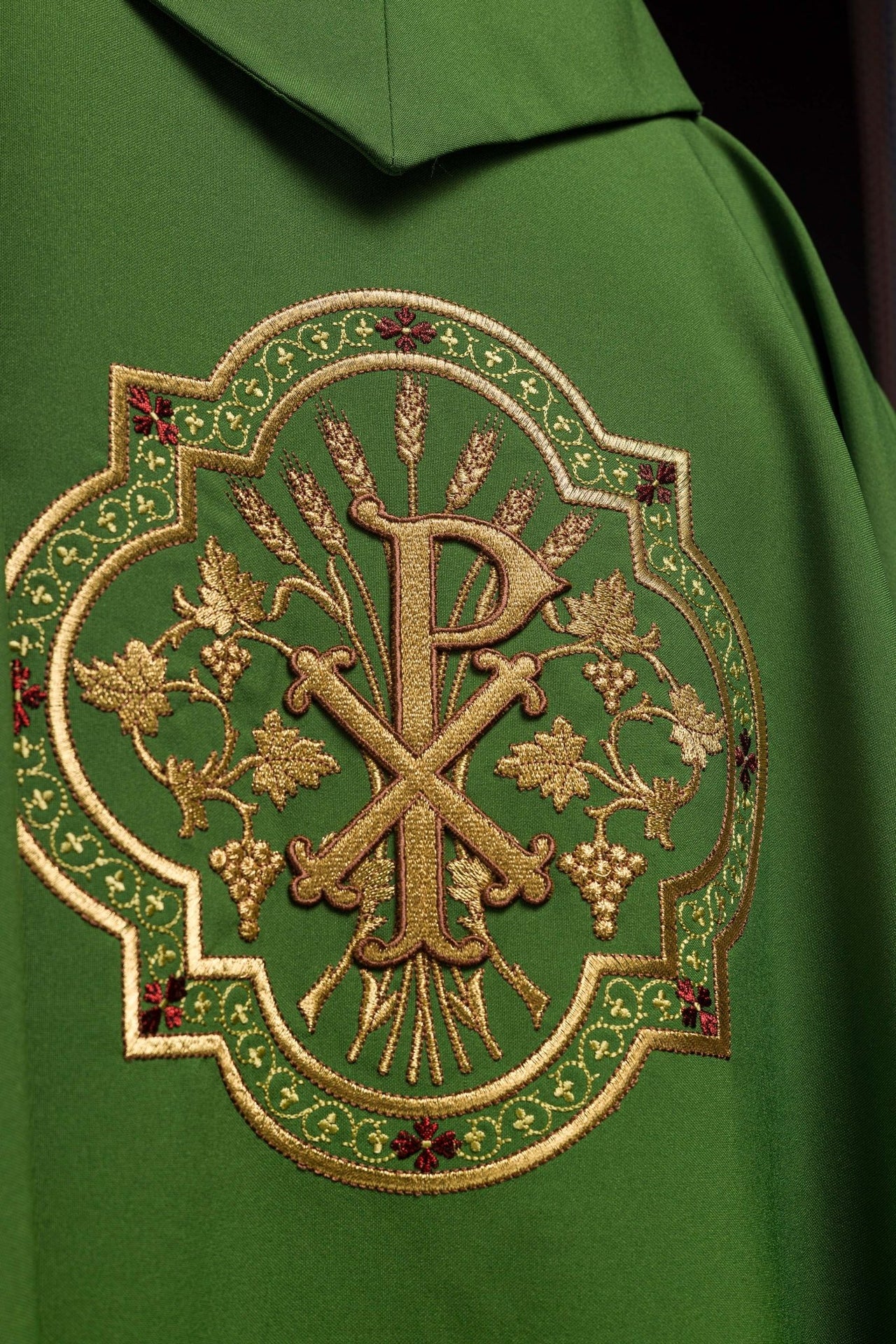 Zielony ornat z haftem IHS i PAX