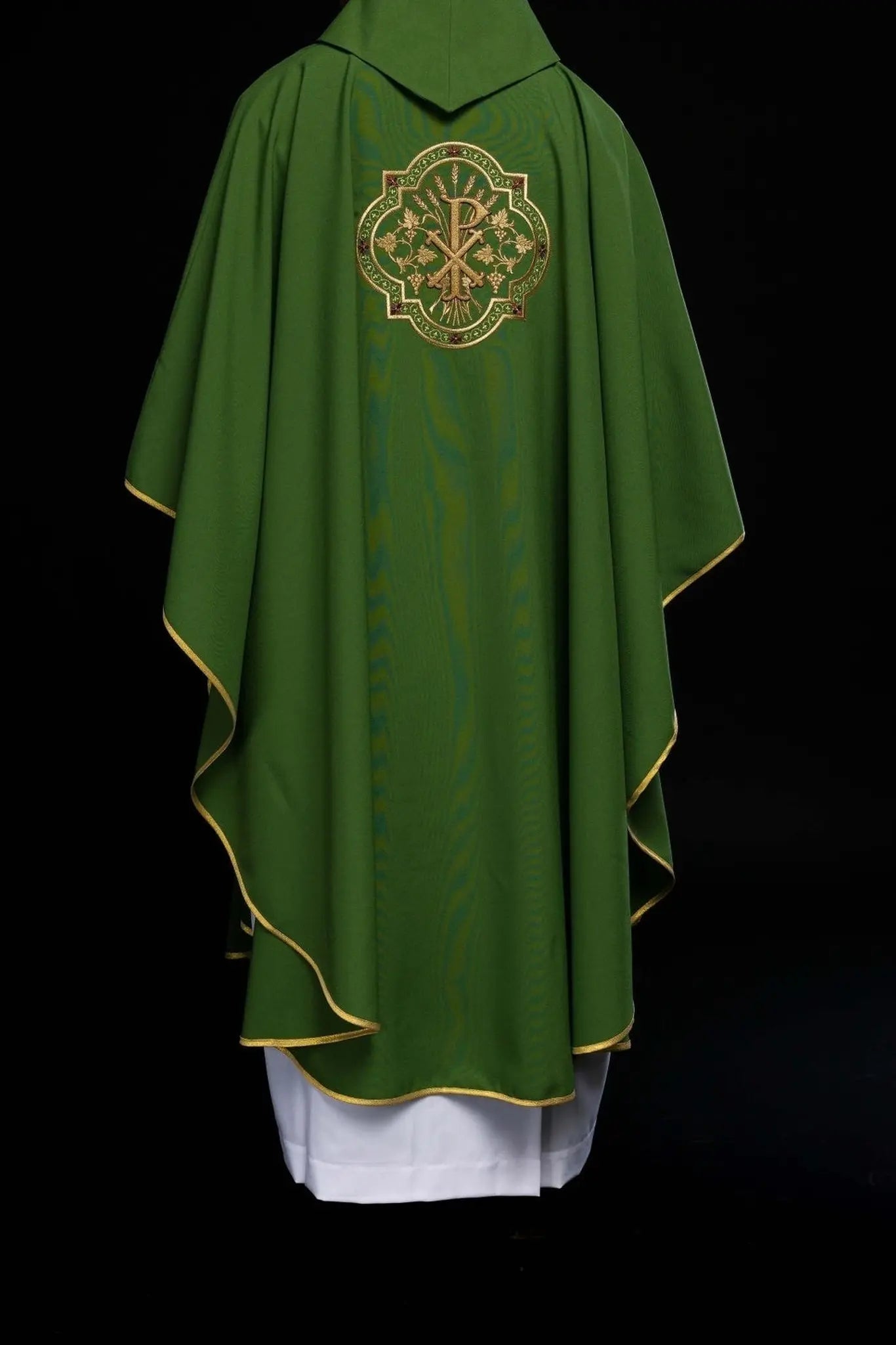 Chasuble verte avec broderie IHS et PAX