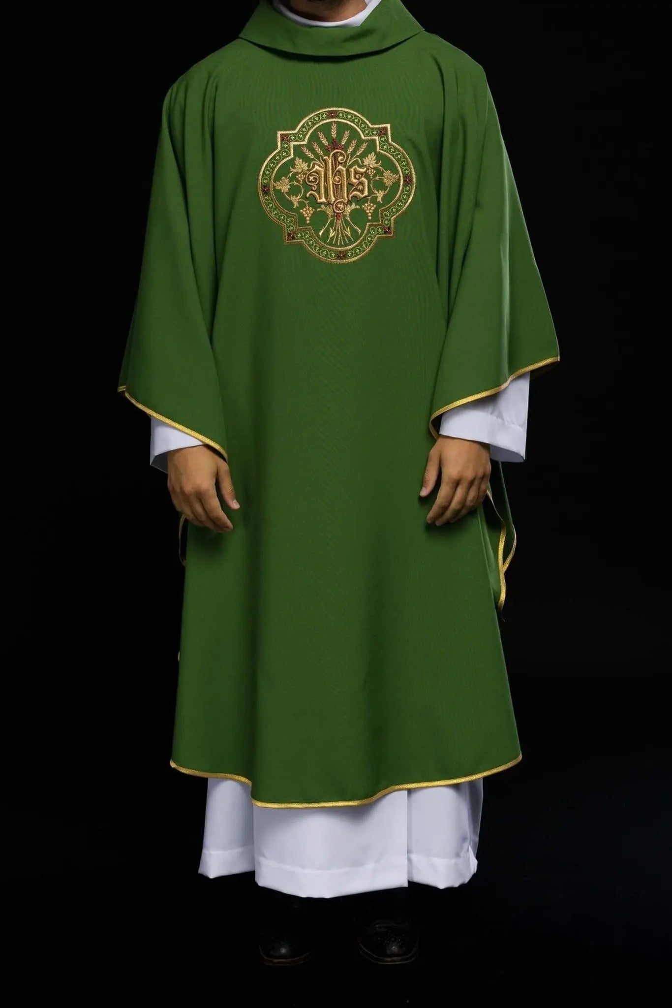 Chasuble verte avec broderie IHS et PAX