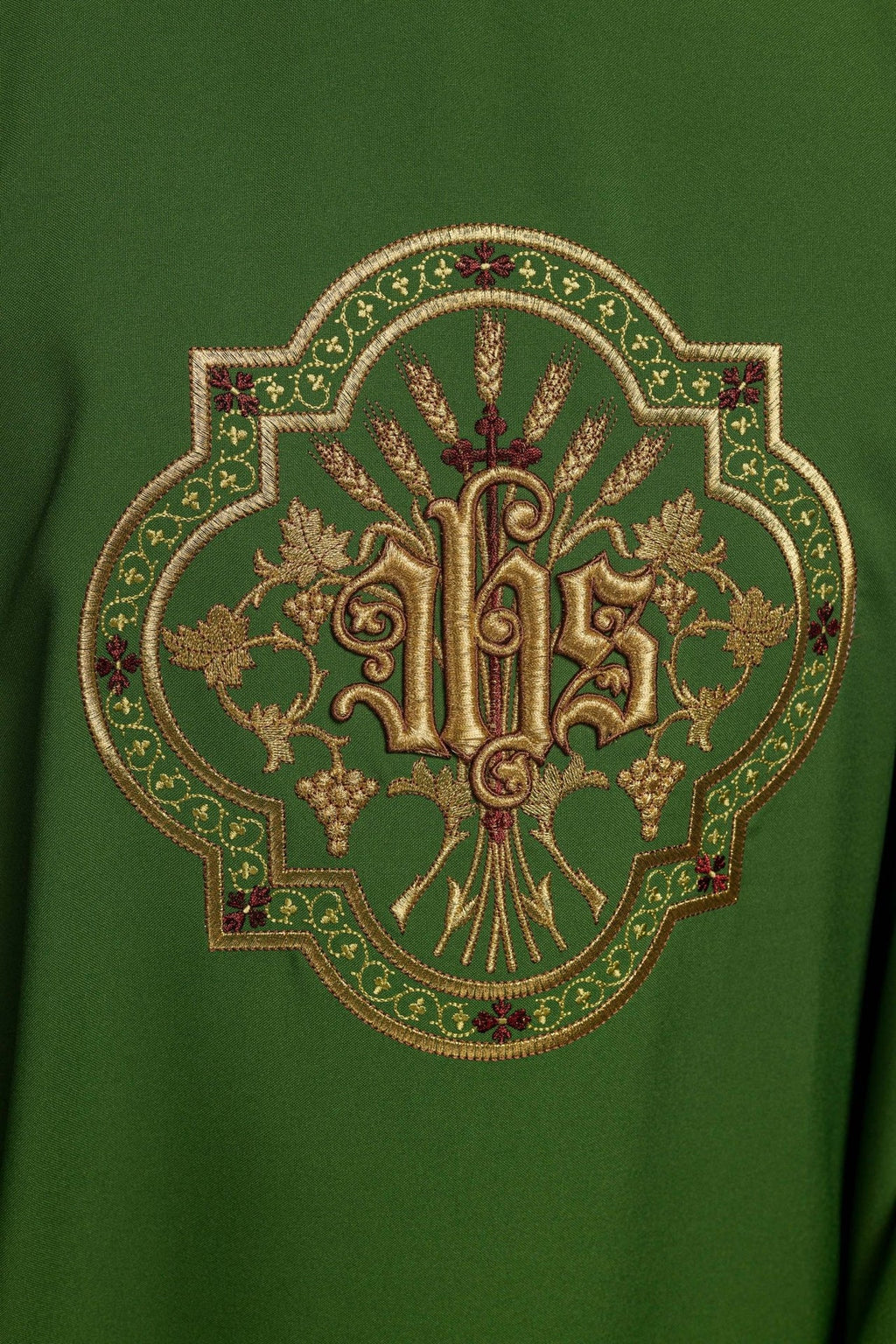 Zielony ornat z haftem IHS i PAX