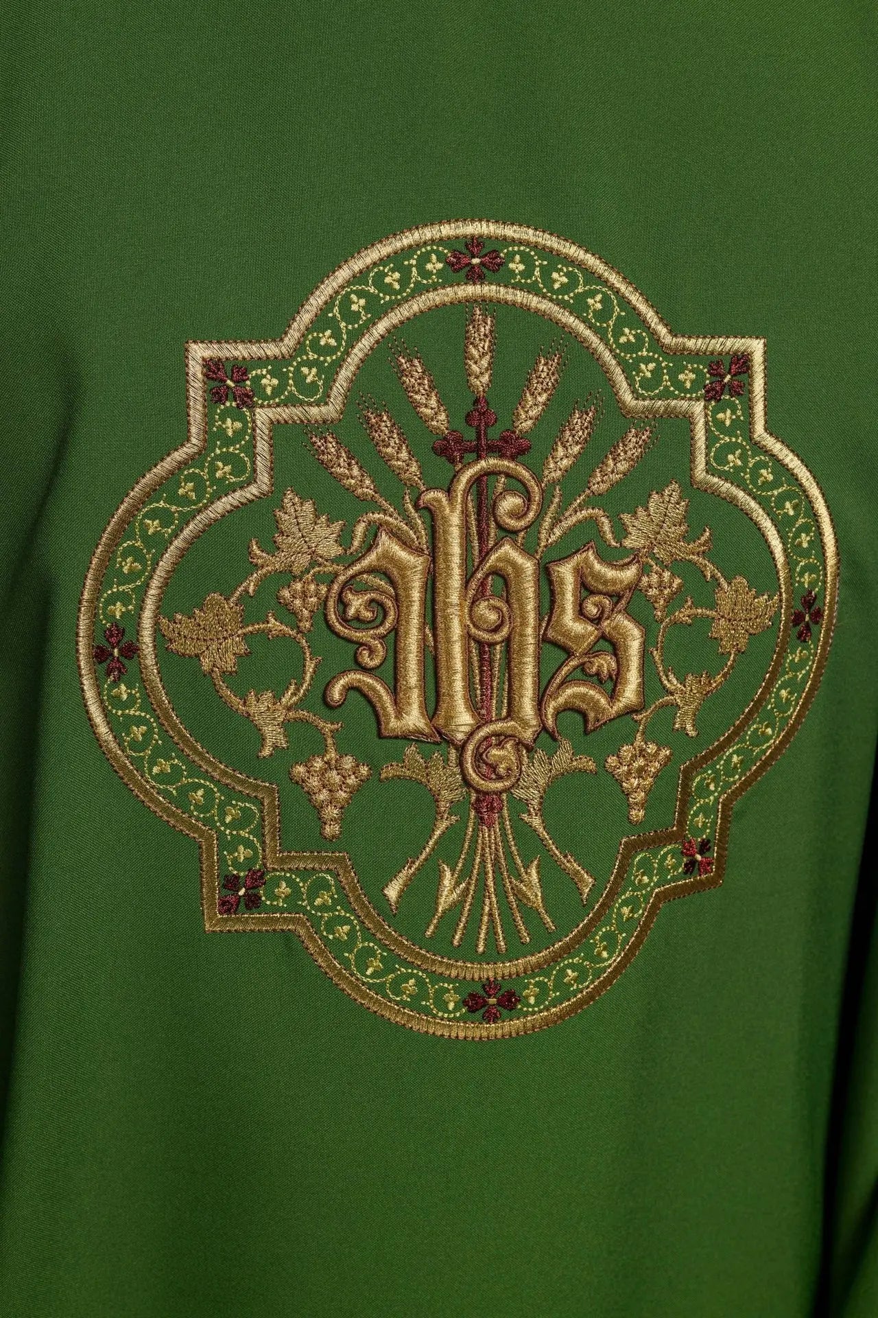 Chasuble verte avec broderie IHS et PAX