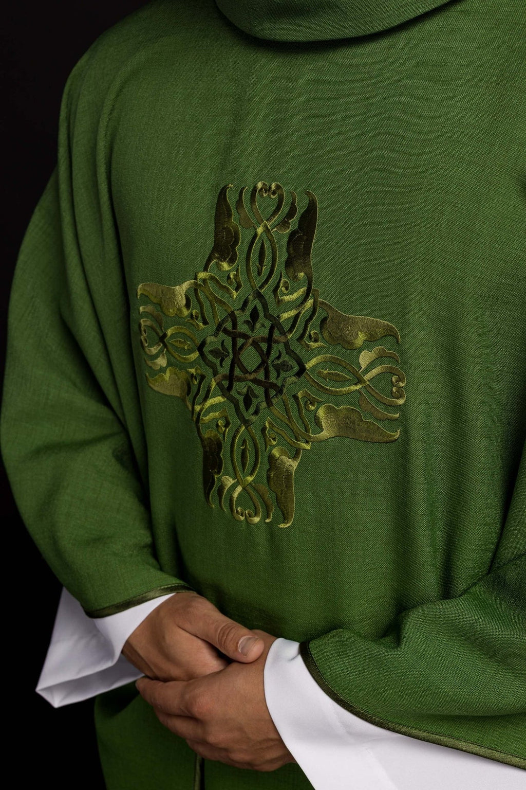 Zielony ornat z haftem Krzyża