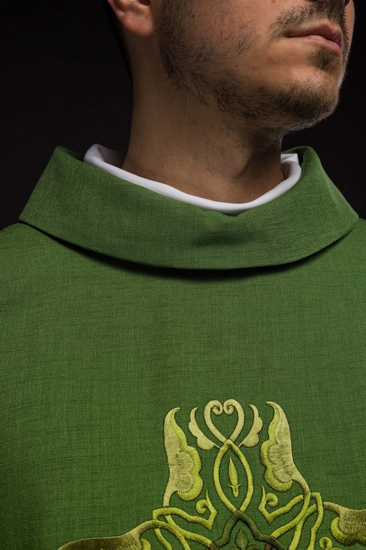 Zielony ornat z haftem Krzyża