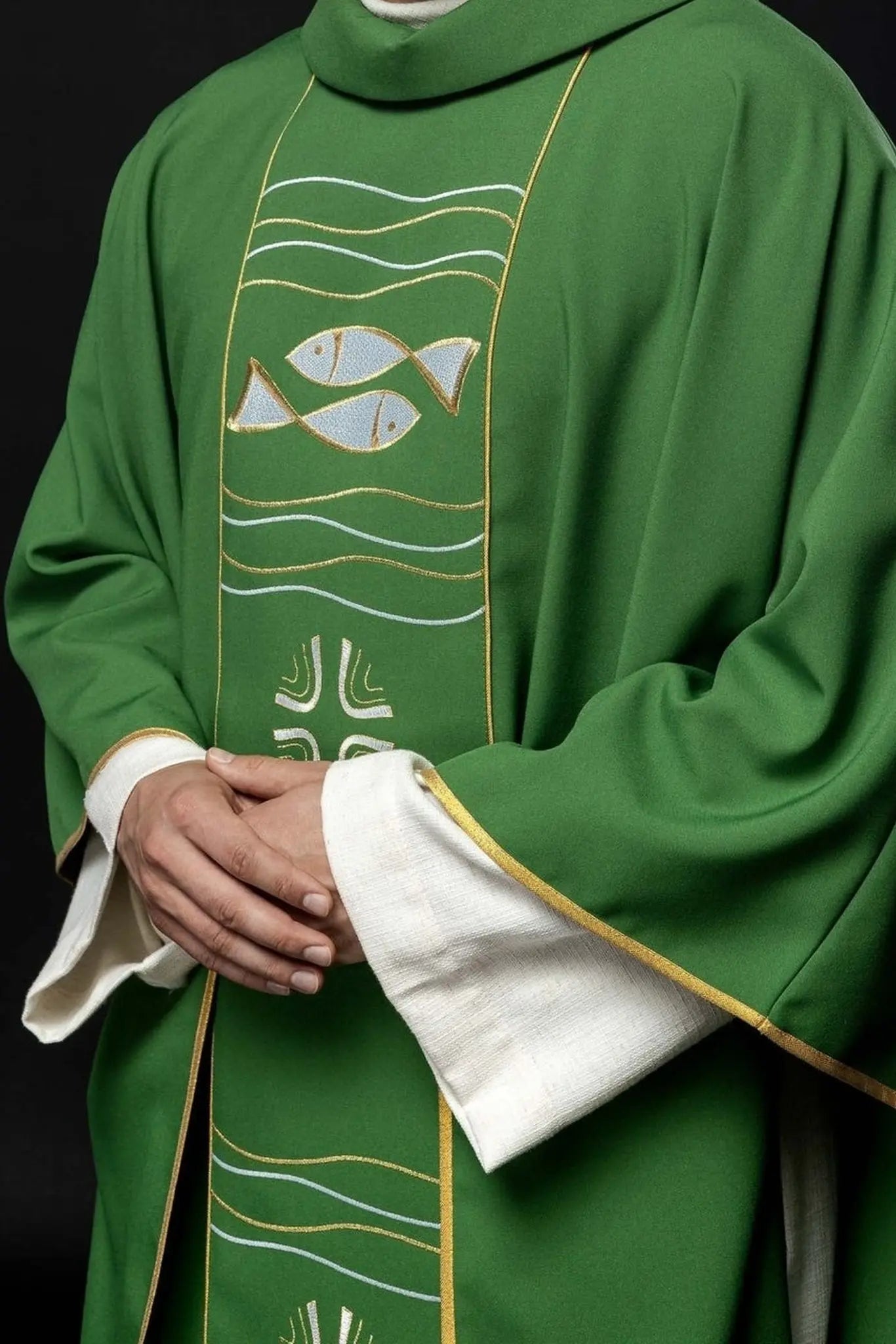 Chasuble verte avec broderie de croix et de poisson