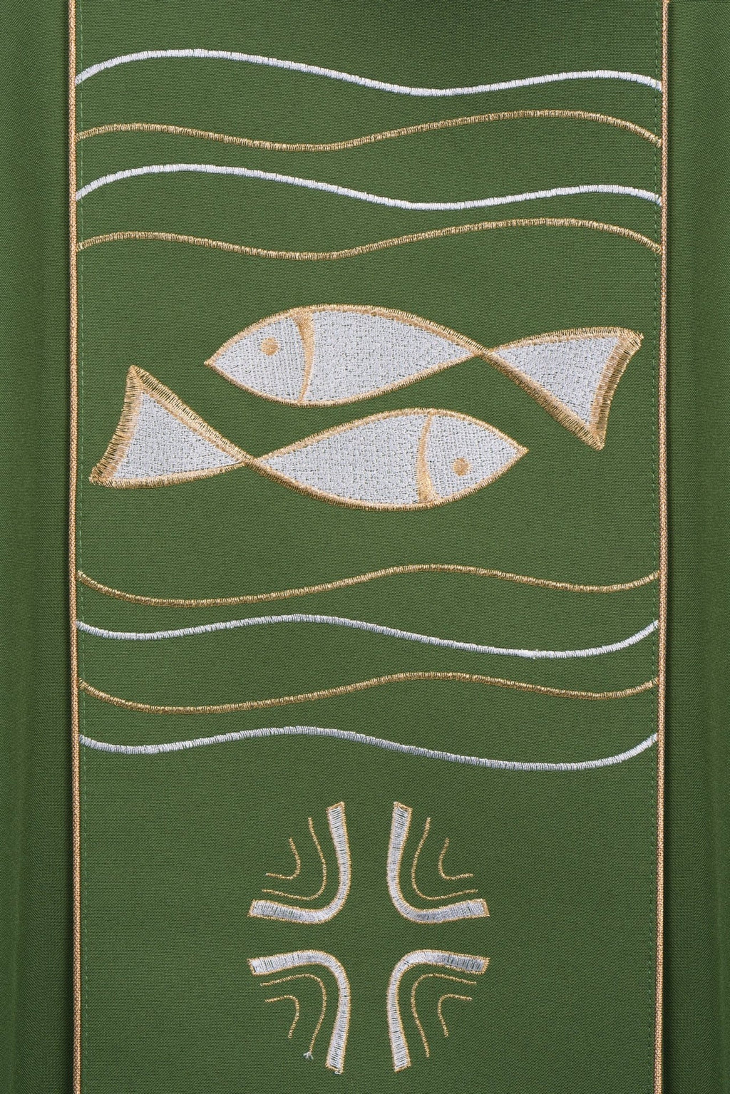 Zielony ornat z haftem krzyża i ryb