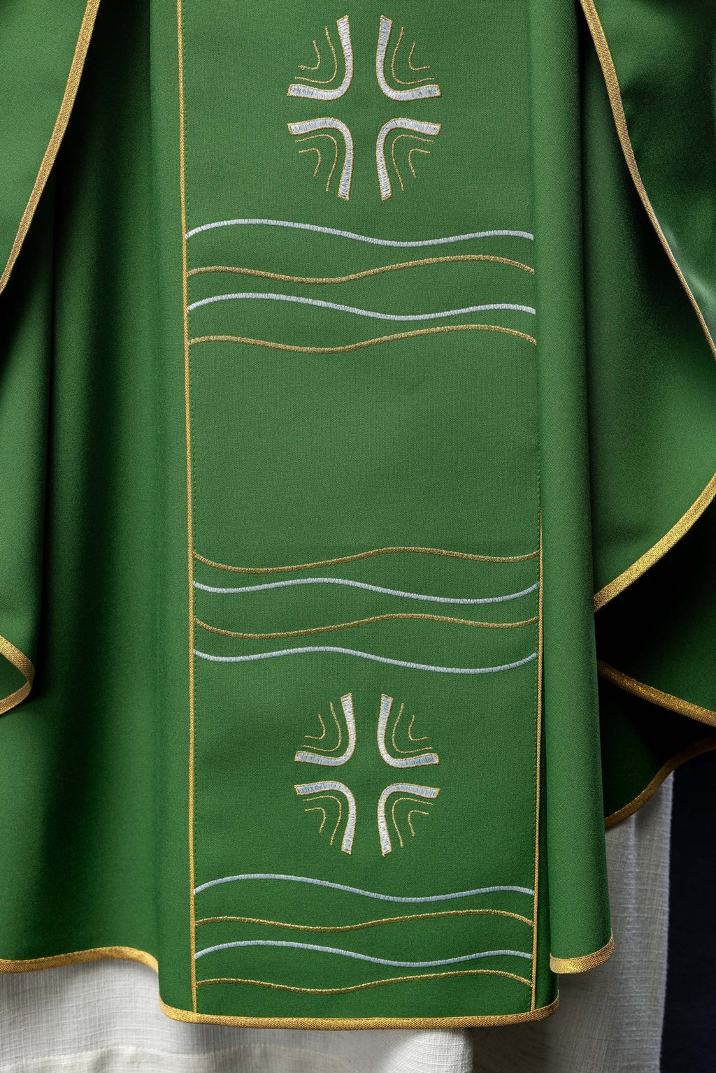 Zielony ornat z haftem krzyża i ryb