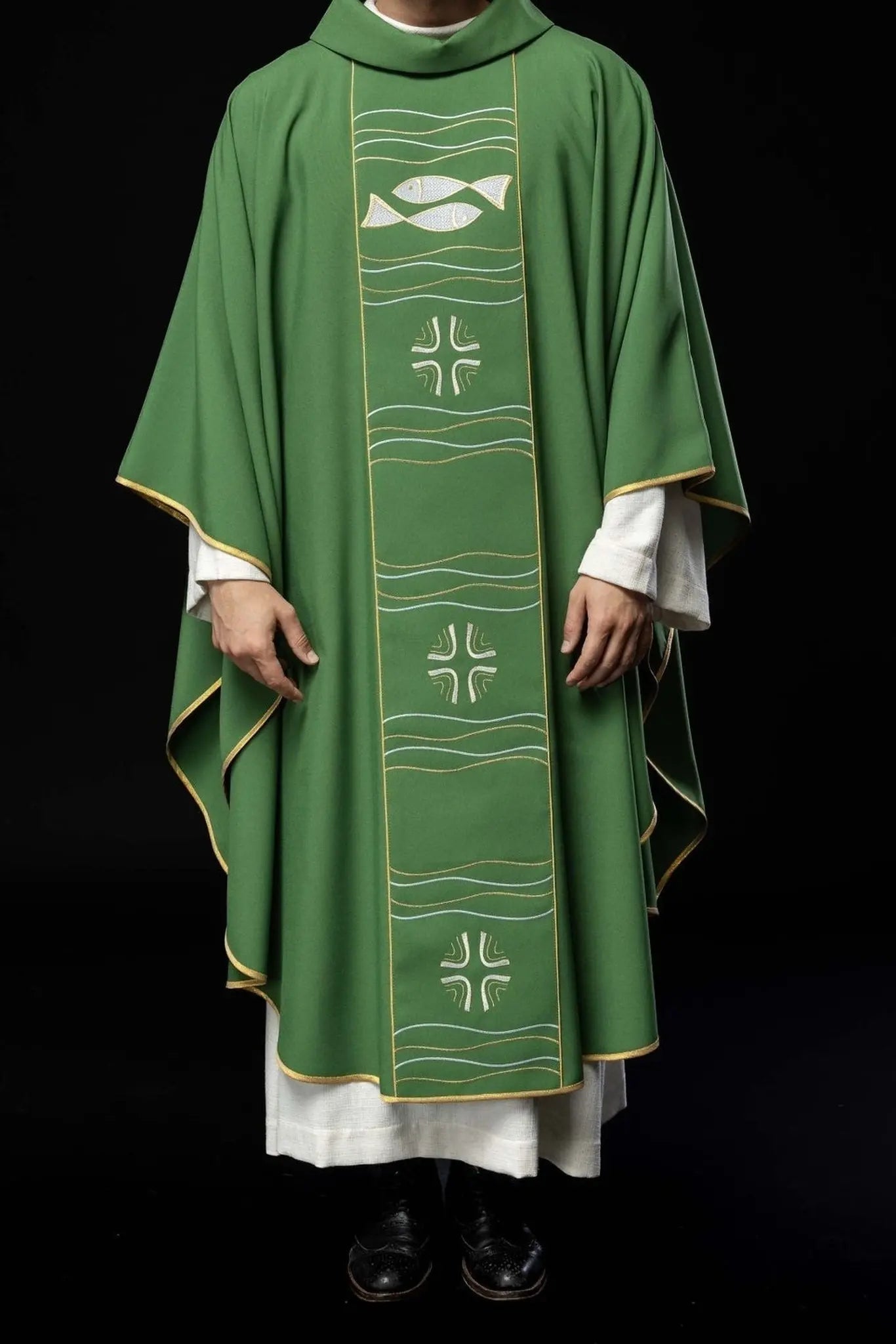 Chasuble verte avec broderie de croix et de poisson