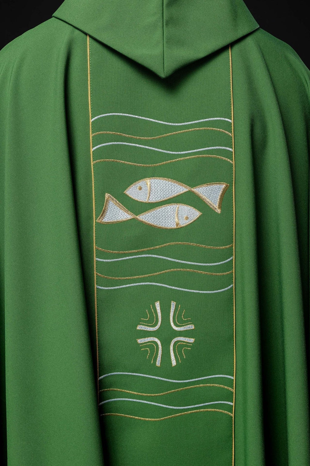 Zielony ornat z haftem krzyża i ryb