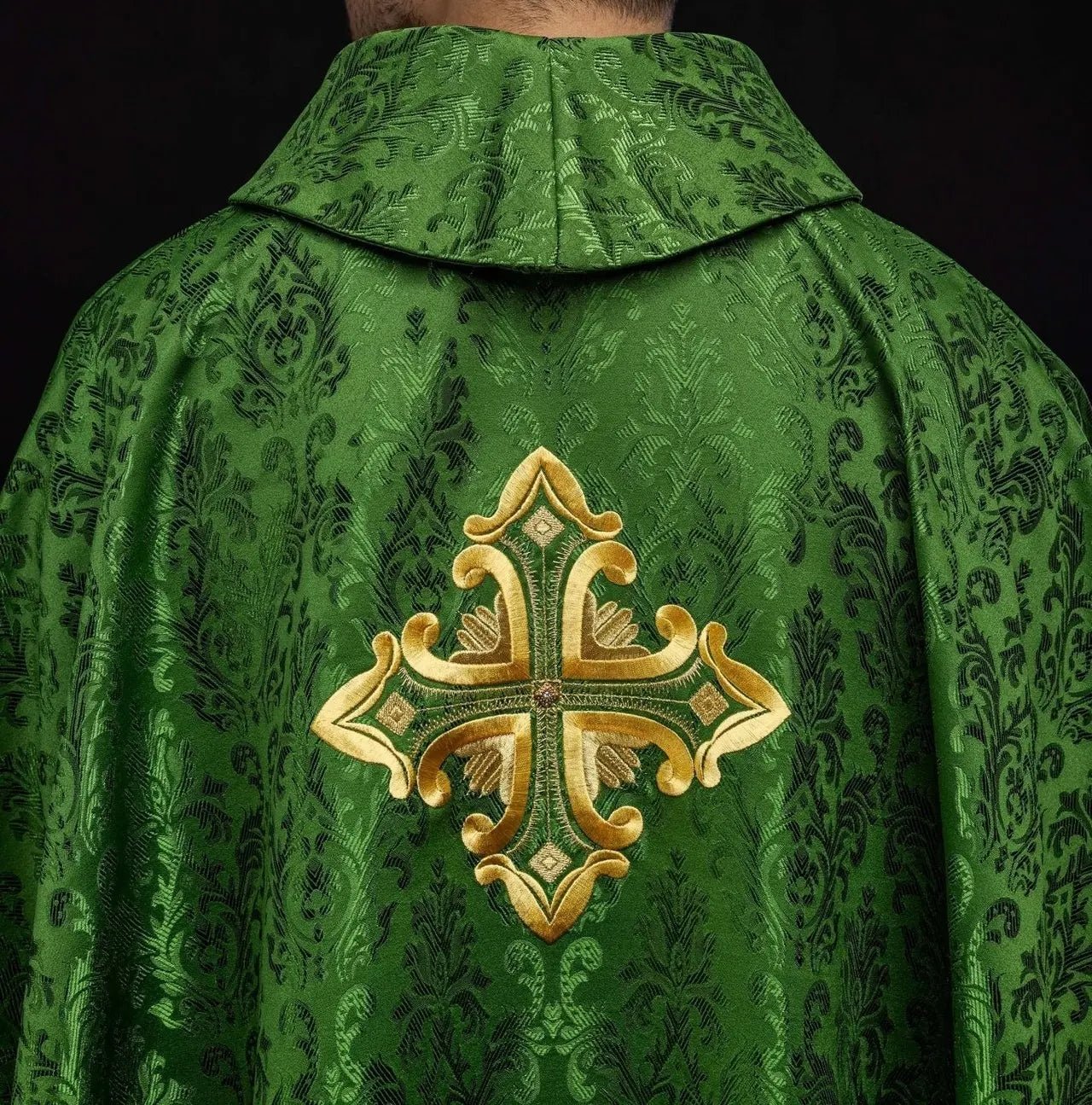 Chasuble verte avec croix cousue en tissu à motifs