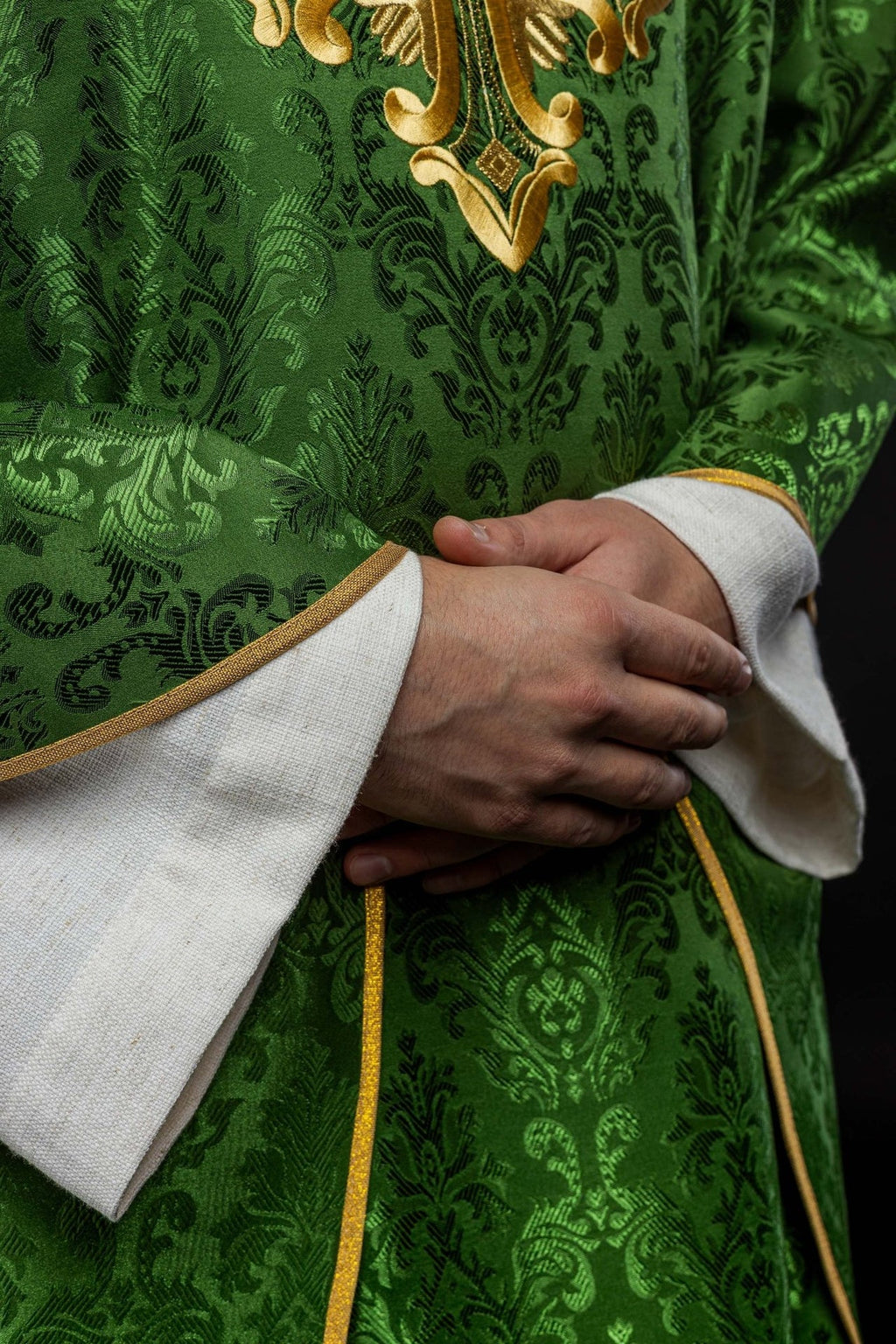 Zielony ornat z krzyżem uszyty z wzorzystej tkaniny