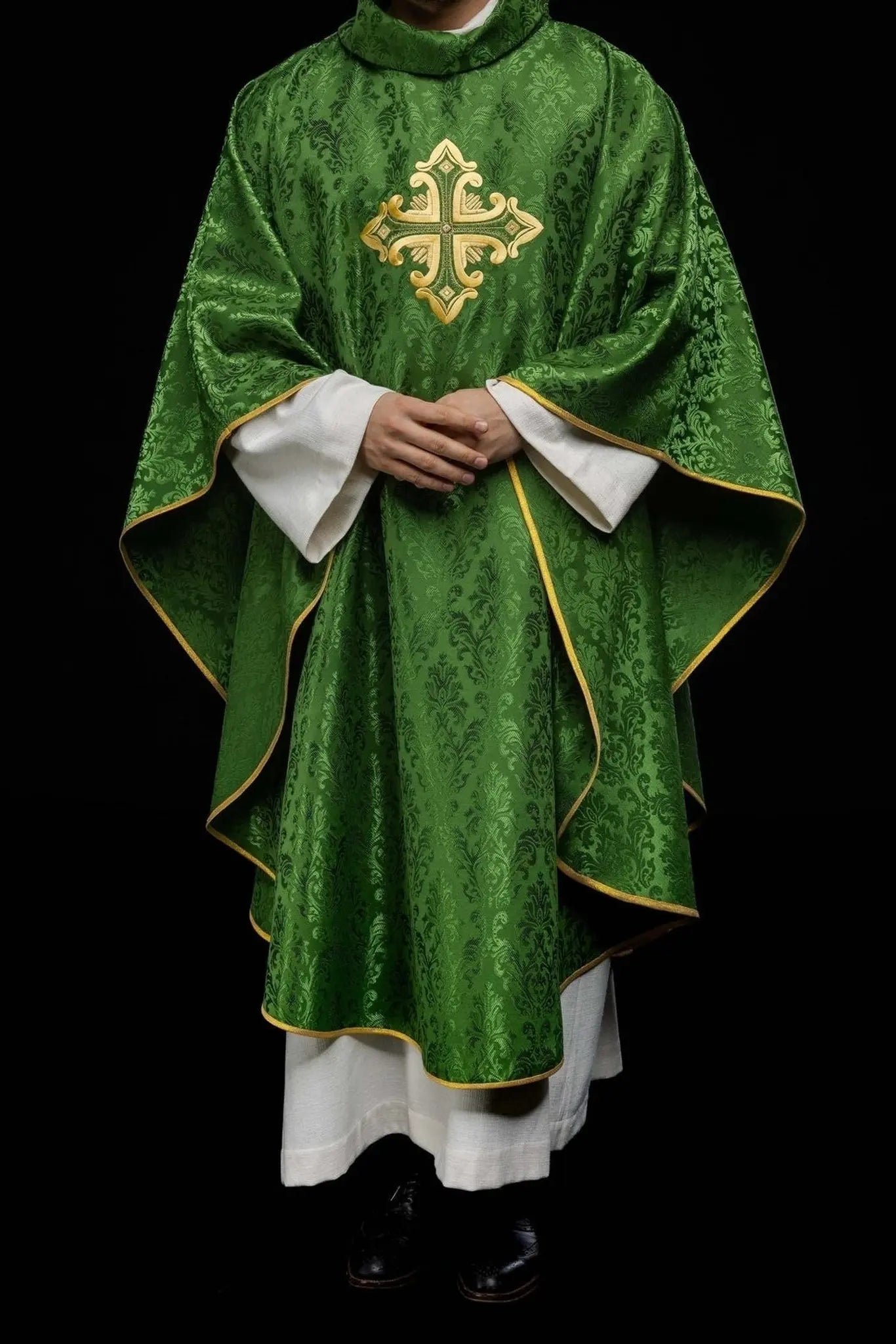 Chasuble verte avec croix cousue en tissu à motifs