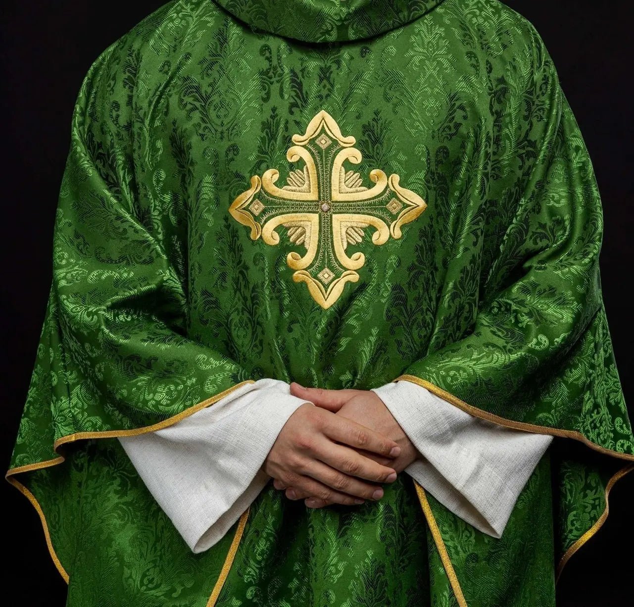 Chasuble verte avec croix cousue en tissu à motifs