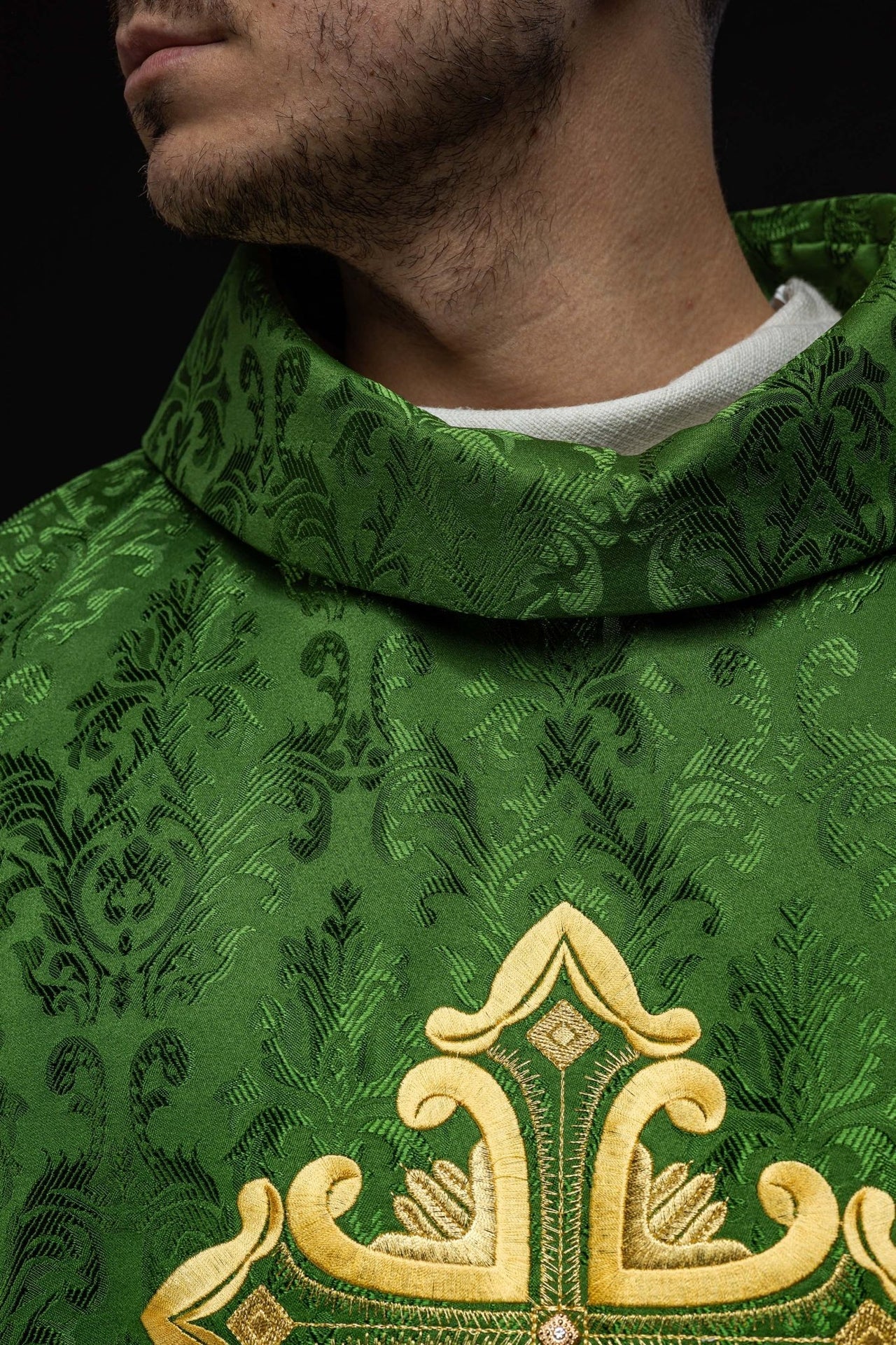 Zielony ornat z krzyżem uszyty z wzorzystej tkaniny