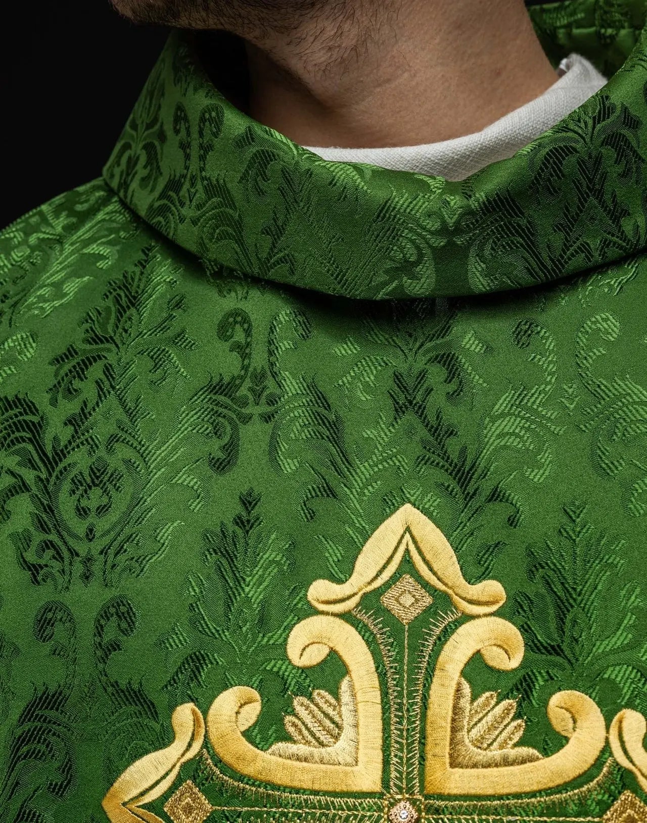 Chasuble verte avec croix cousue en tissu à motifs