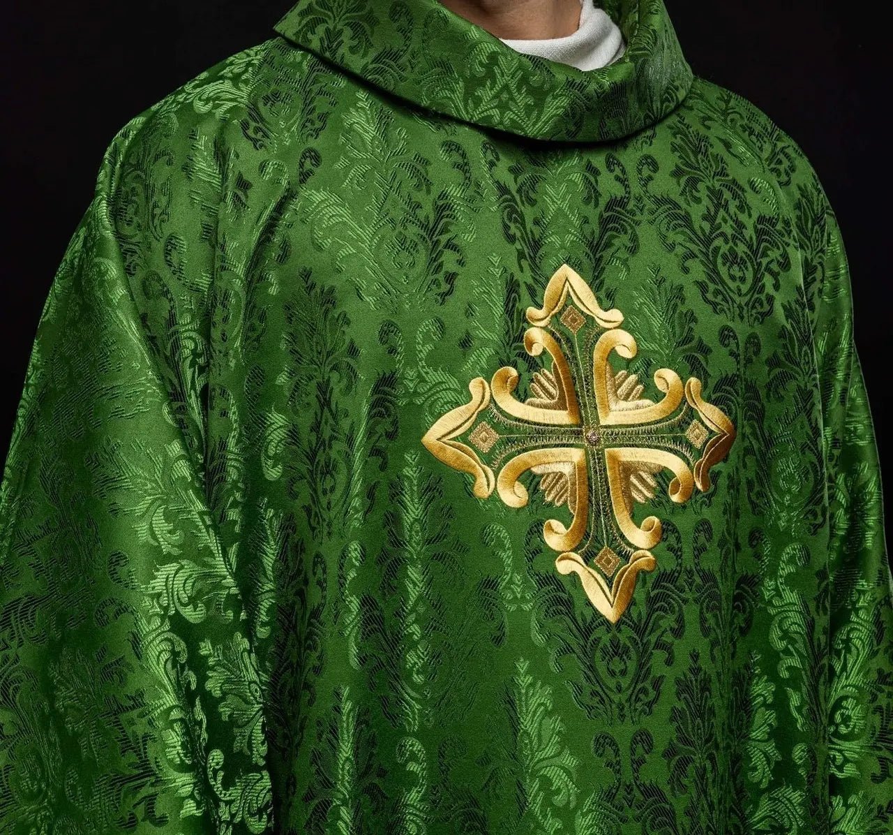 Chasuble verte avec croix cousue en tissu à motifs