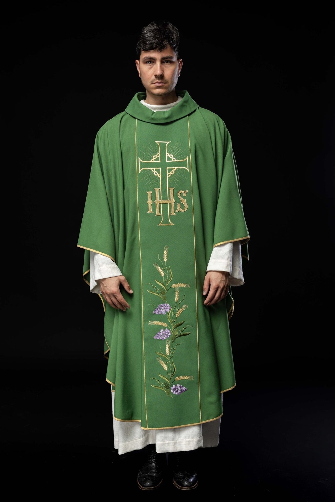 Zielony ornat z zdobionym złotym pasem w IHS i kłosy