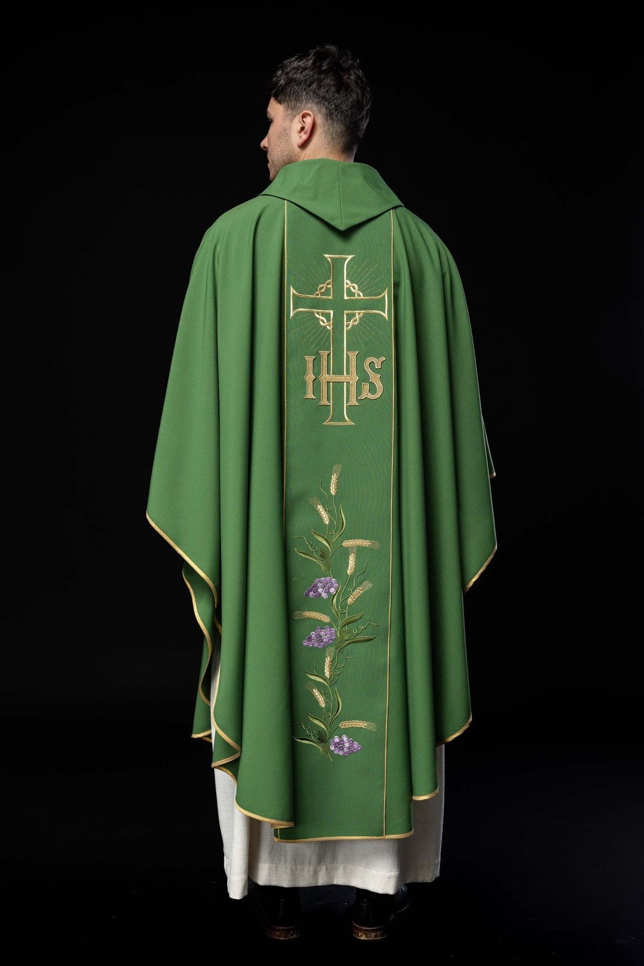 Zielony ornat z zdobionym złotym pasem w IHS i kłosy