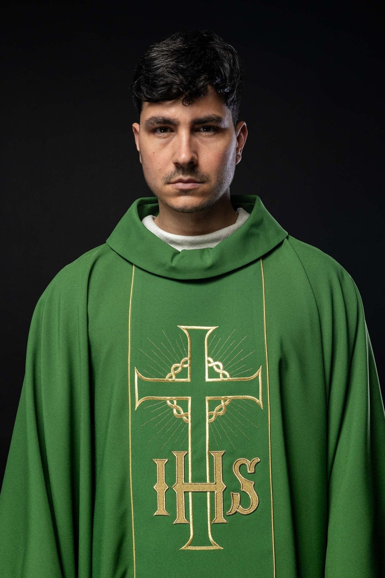 Zielony ornat z zdobionym złotym pasem w IHS i kłosy