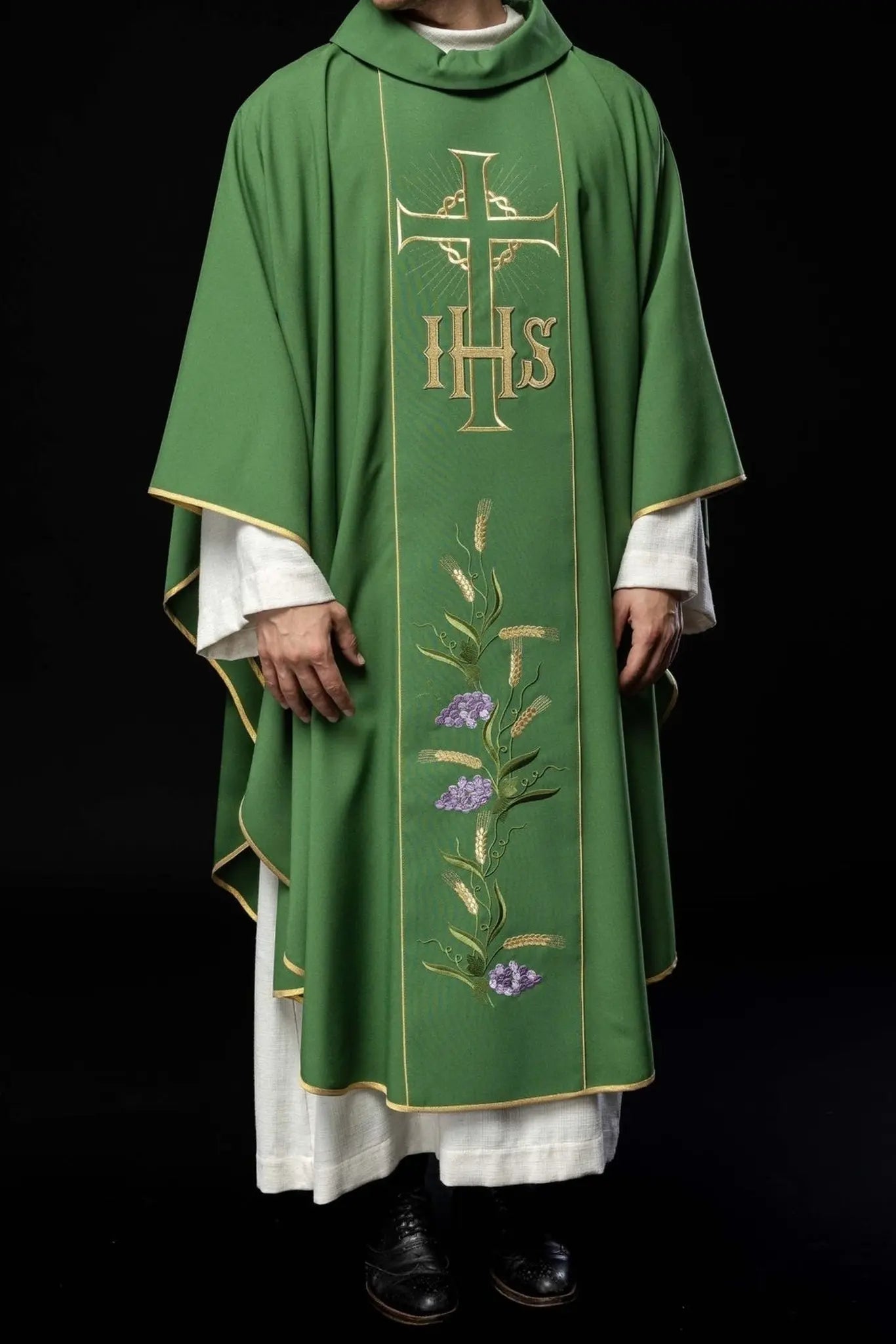 Chasuble verte avec ceinture dorée décorée avec IHS et oreilles