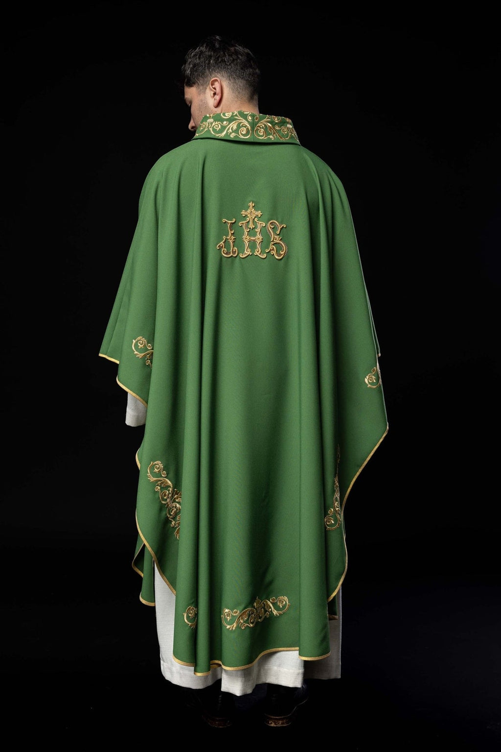 Zielony ornat z złotym haftem IHS i ozdobnym wykończeniem
