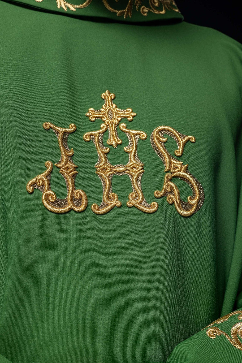 Zielony ornat z złotym haftem IHS i ozdobnym wykończeniem