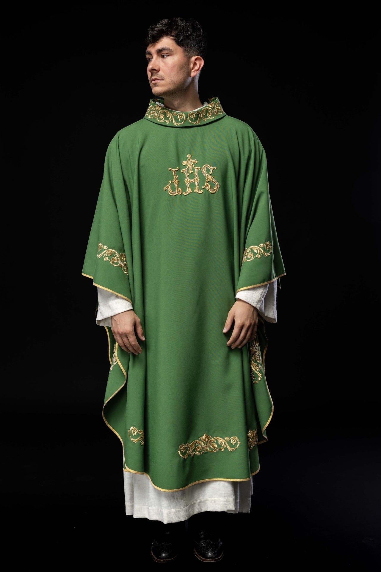 Zielony ornat z złotym haftem IHS i ozdobnym wykończeniem