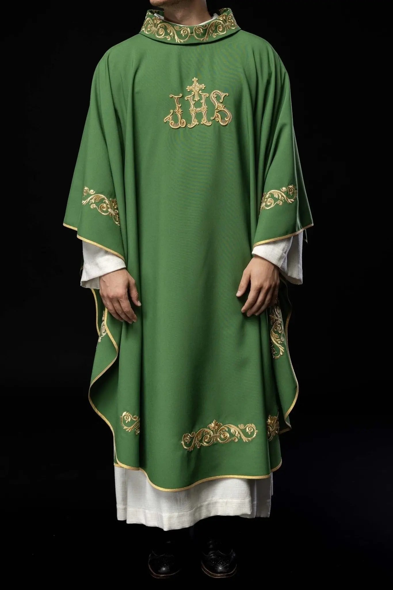 Chasuble verte avec broderie dorée IHS et bordure décorative