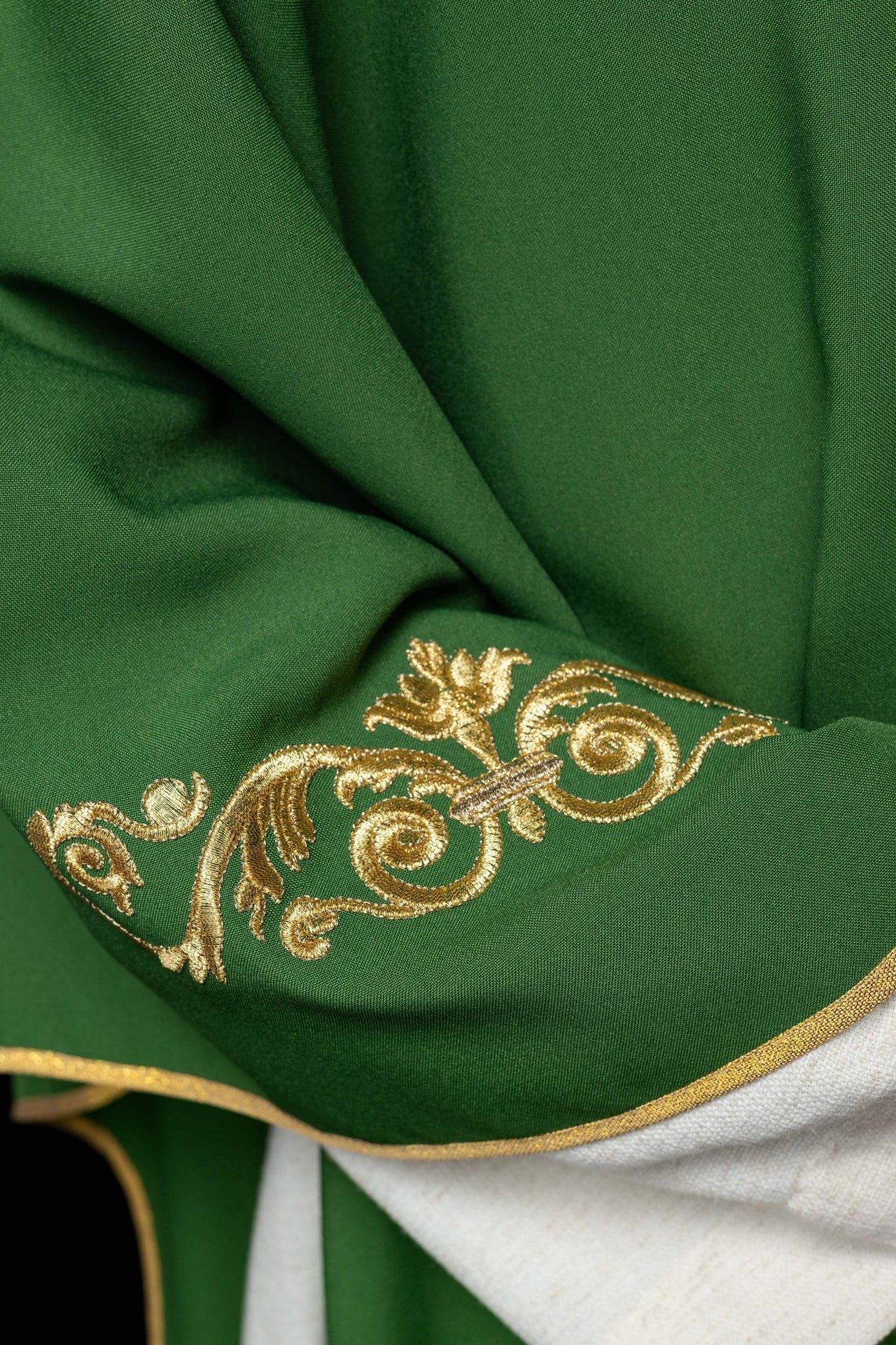 Zielony ornat z złotym haftem IHS i ozdobnym wykończeniem