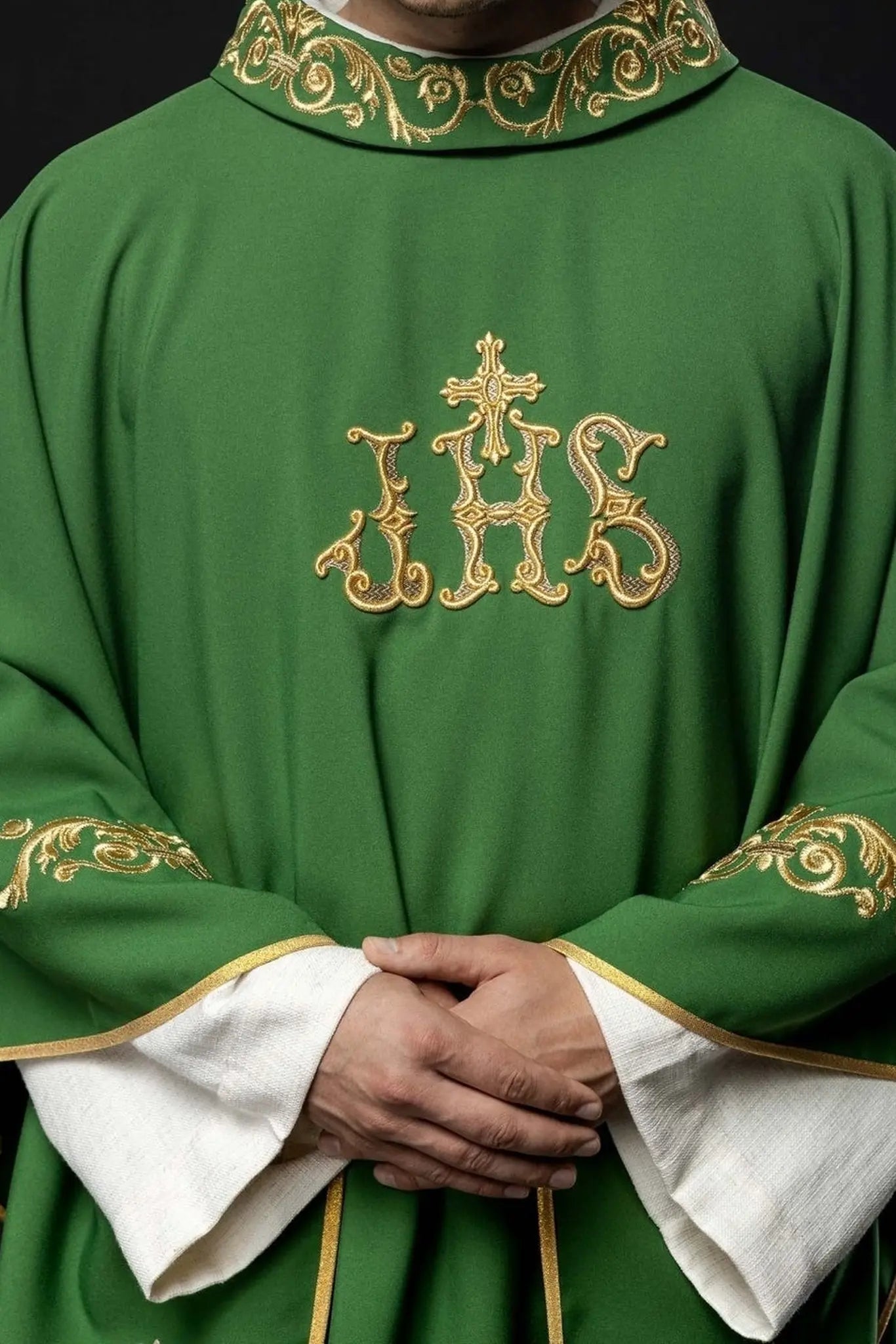 Chasuble verte avec broderie dorée IHS et bordure décorative